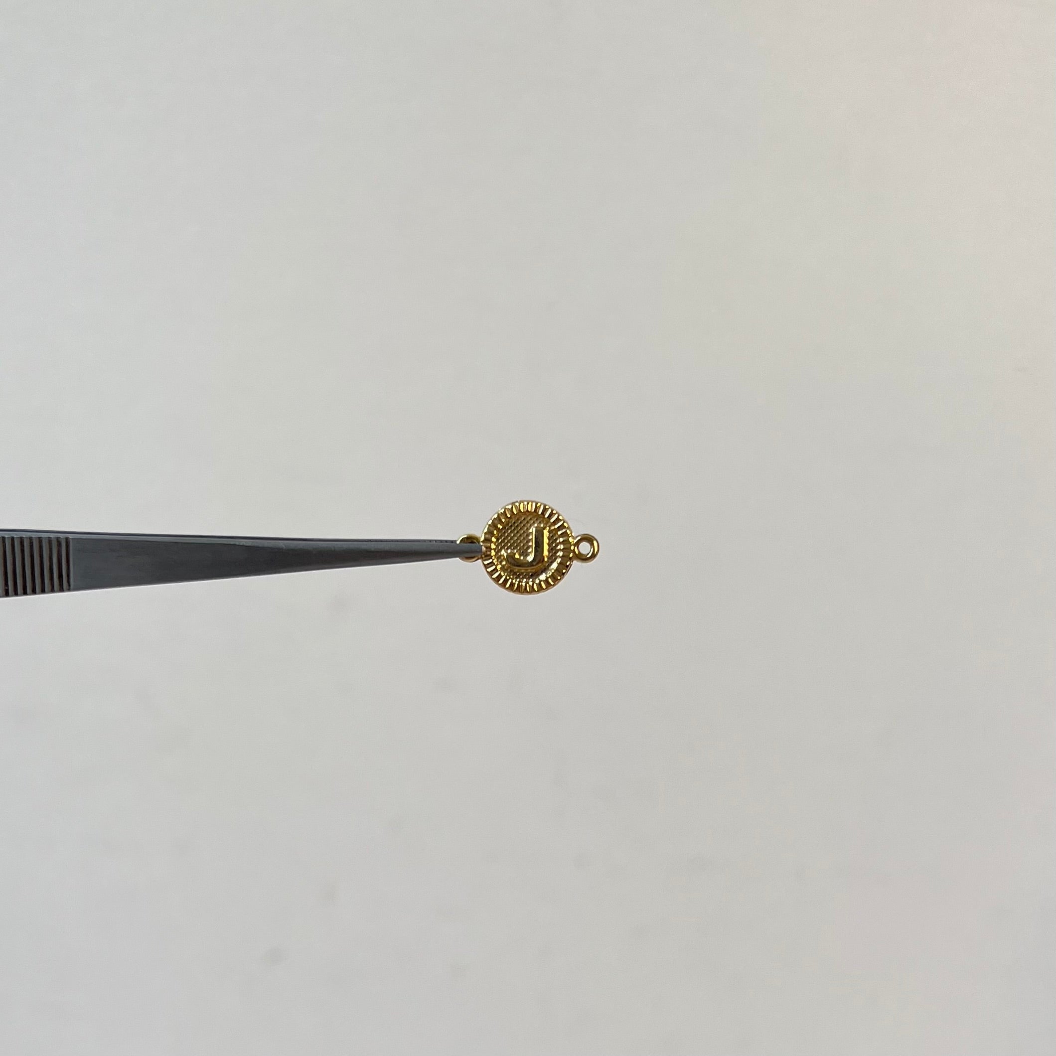 HERRAJE LETRA J ORO AMARILLO 18K 0,53 GR / 1,6 CM