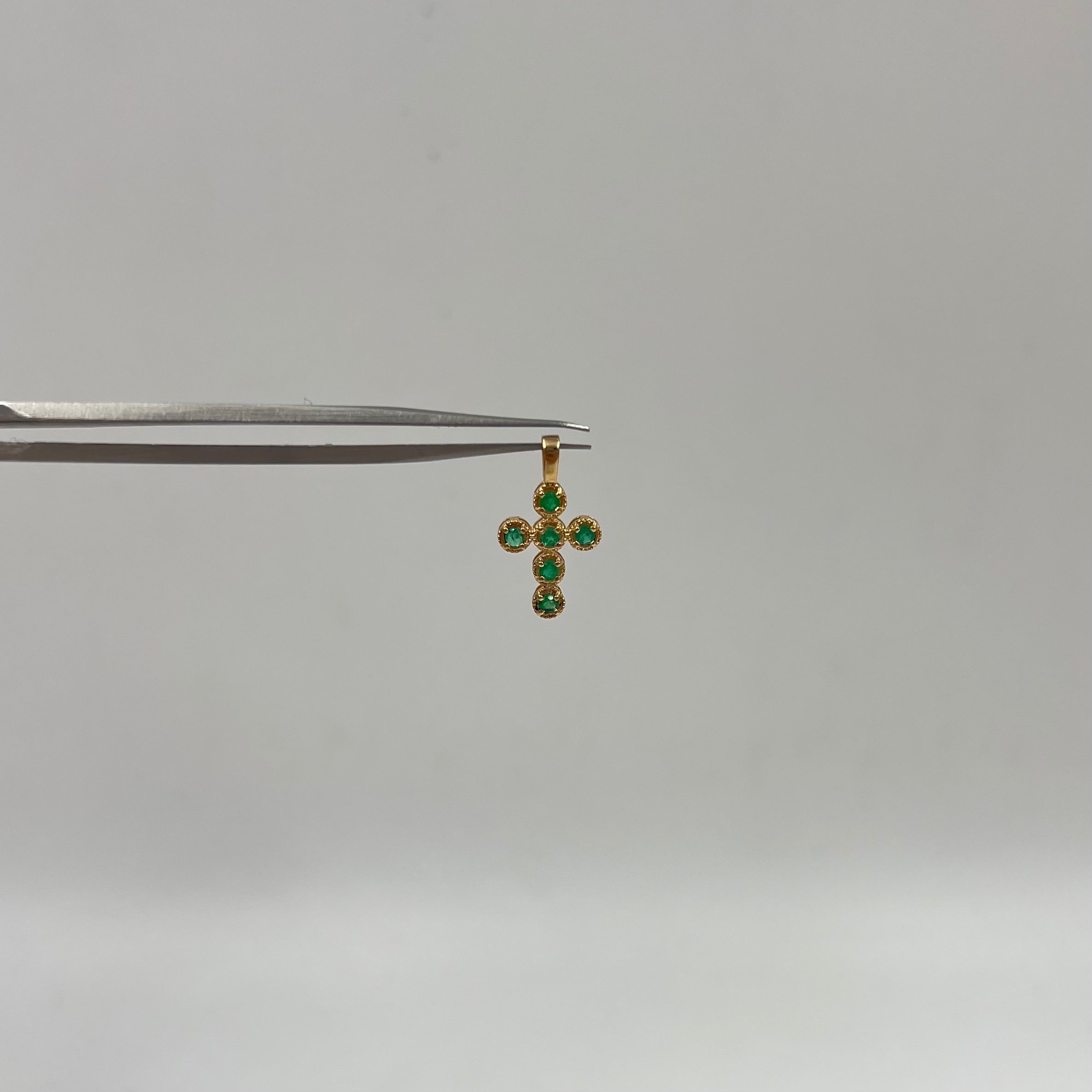 DIJE CRUZ ESMERALDA  0,18 CT ORO AMARILLO 18K / 0,72 GR / 3 MM / 1,7 CM (JOYA)