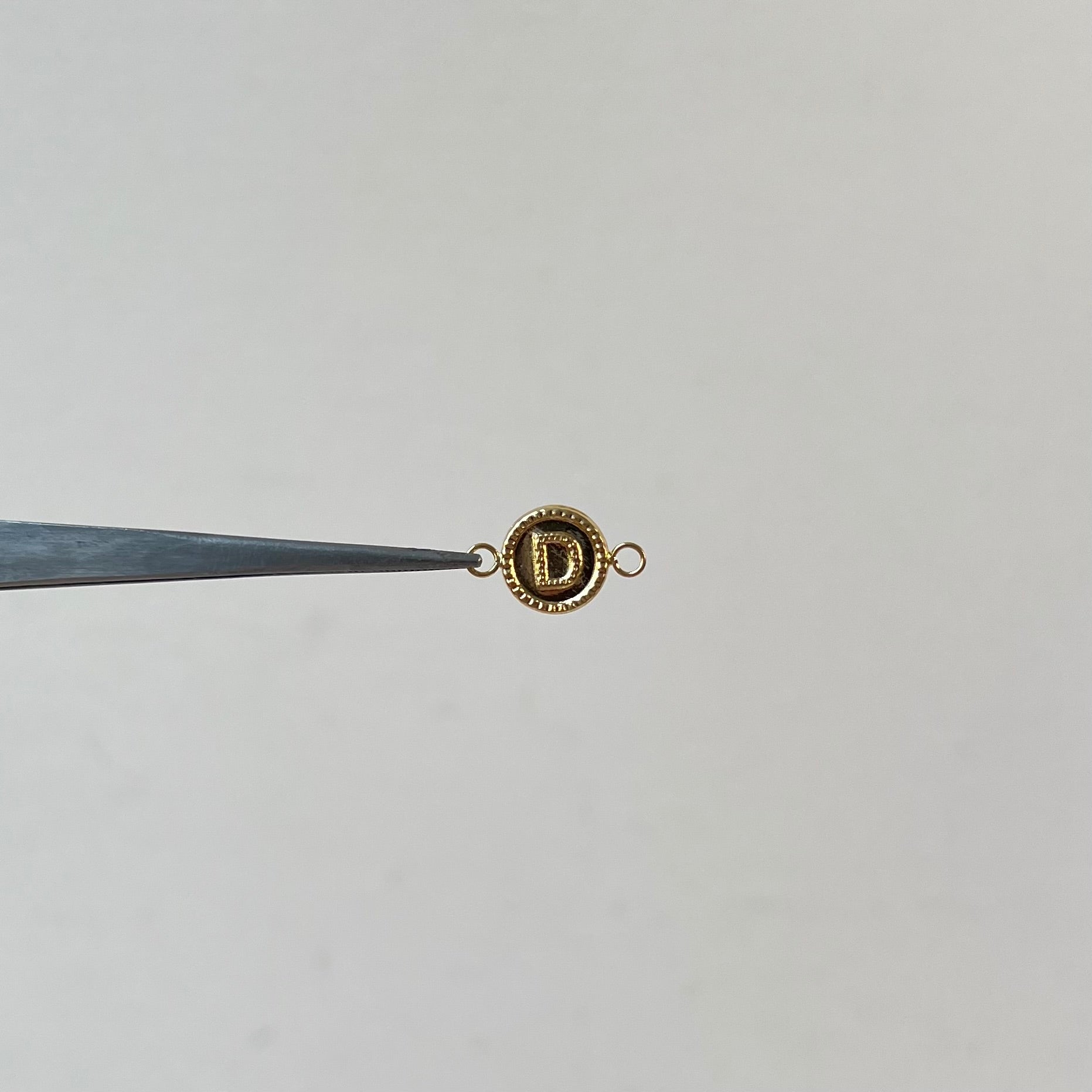 HERRAJE LETRA D  ORO AMARILLO 18K 0,53 GR / 1,6 CM