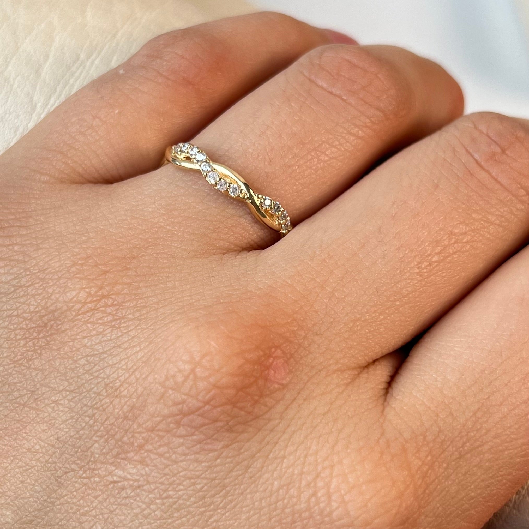 ANILLO ENTRELAZADO CIRCONES BLANCOS  ORO AMARILLO 18K / TALLA 7/1/4 / +2 / 1,75GR / 1,5 MM