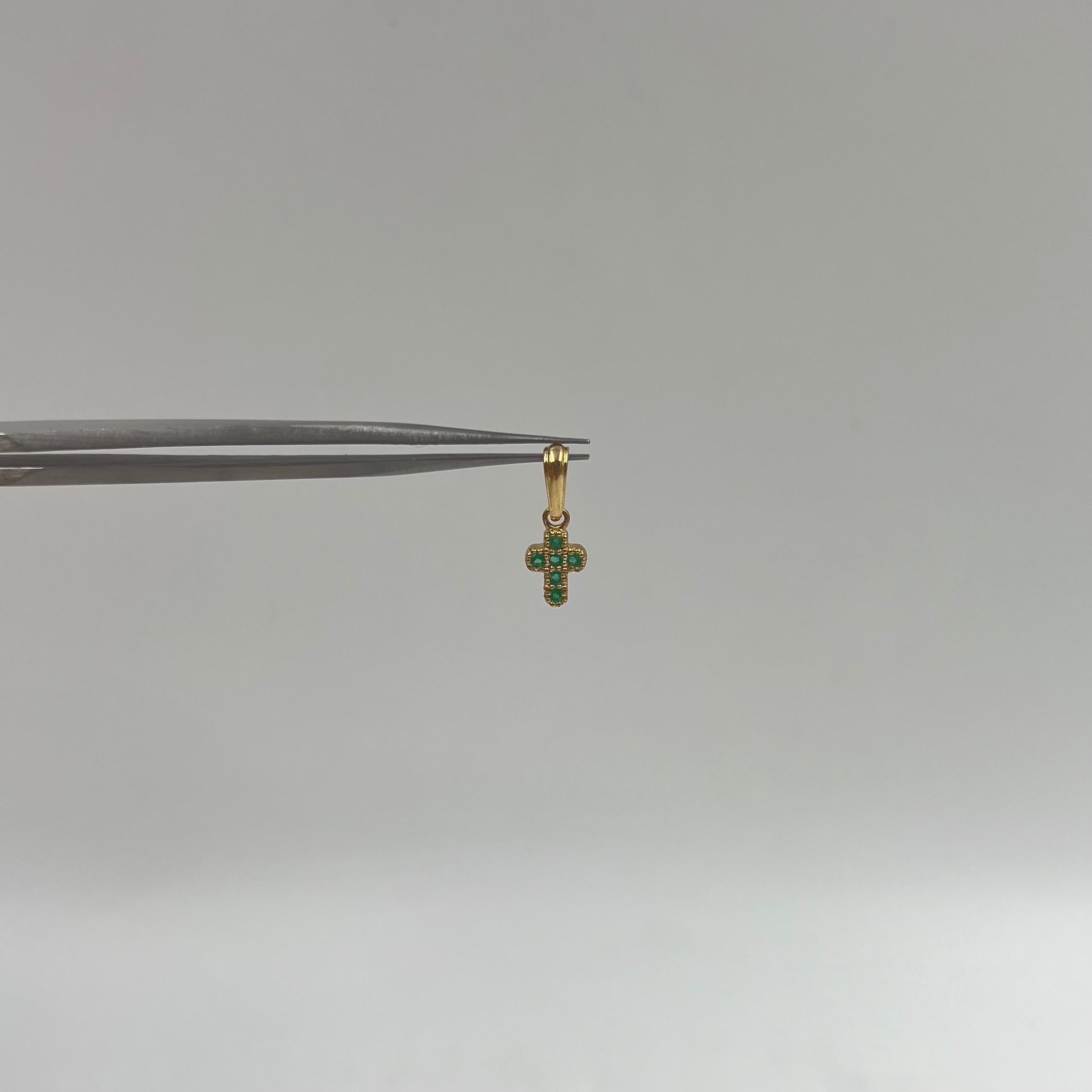DIJE CRUZ ESMERALDA ORO AMARILLO 18K / 0,68 GR /  2 MM / 1 CM (JOYA)