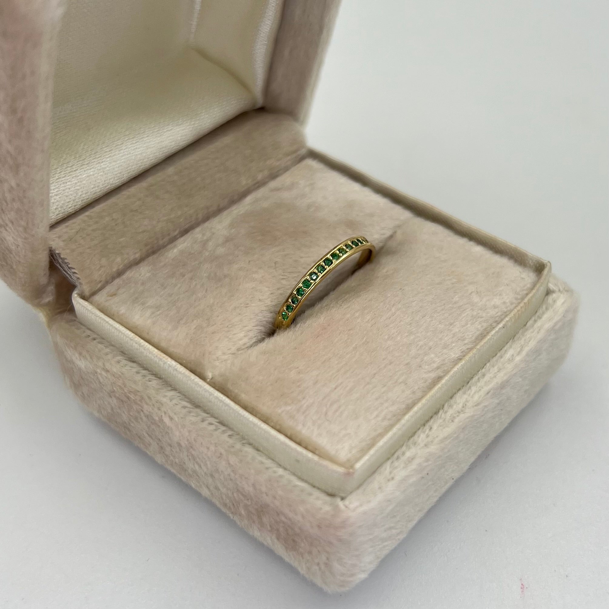 ANILLO CINTILLO CIRCONES VERDES ORO AMARILLO 18K / TALLA 5/5 / 1,09 GR / 2,2 MM