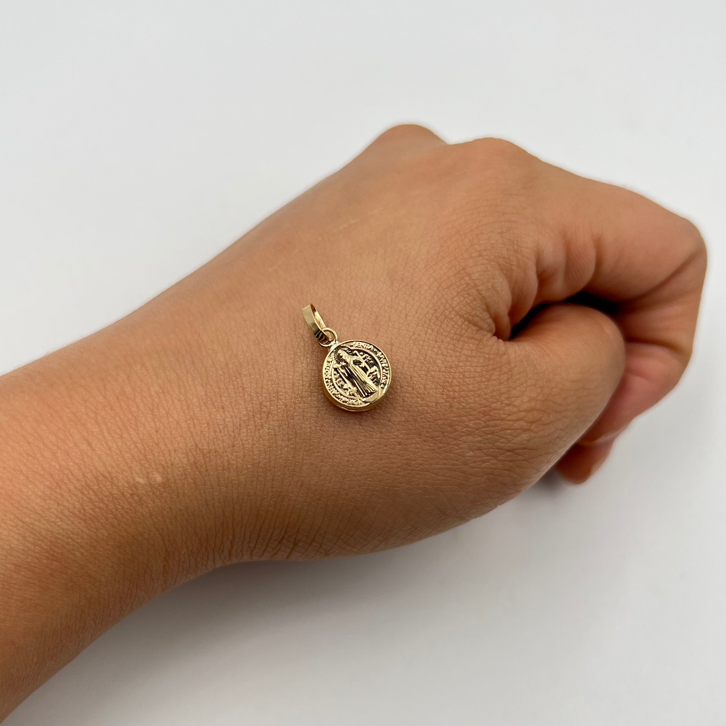 DIJE SAN BENITO ORO AMARILLO 18K 0,67 GR / 10 MM / 1,3 CM