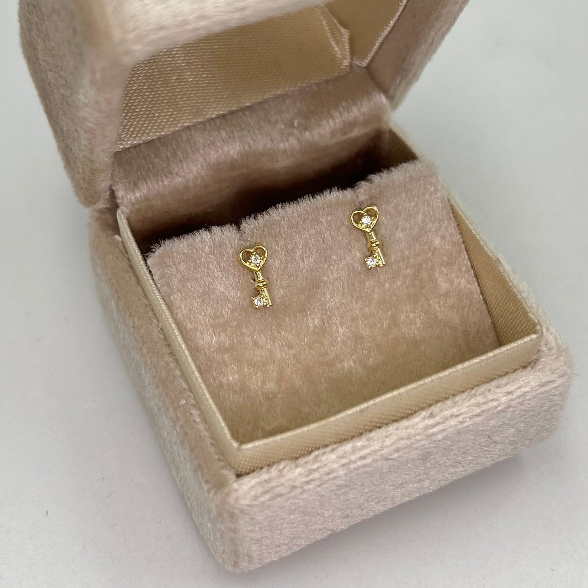 TOPOS LLAVE CORAZON CIRCONES BLANCOS ORO AMARILLO 18K 0,63 GR / 3 MM