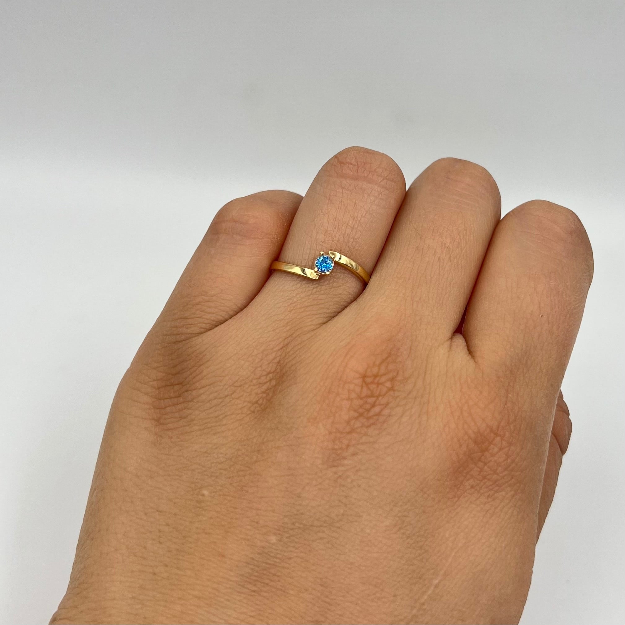 ANILLO SOLITARIO CIRCON AZUL ORO AMARILLO 18K / TALLA 6 / 1,40 GR / 2 MM