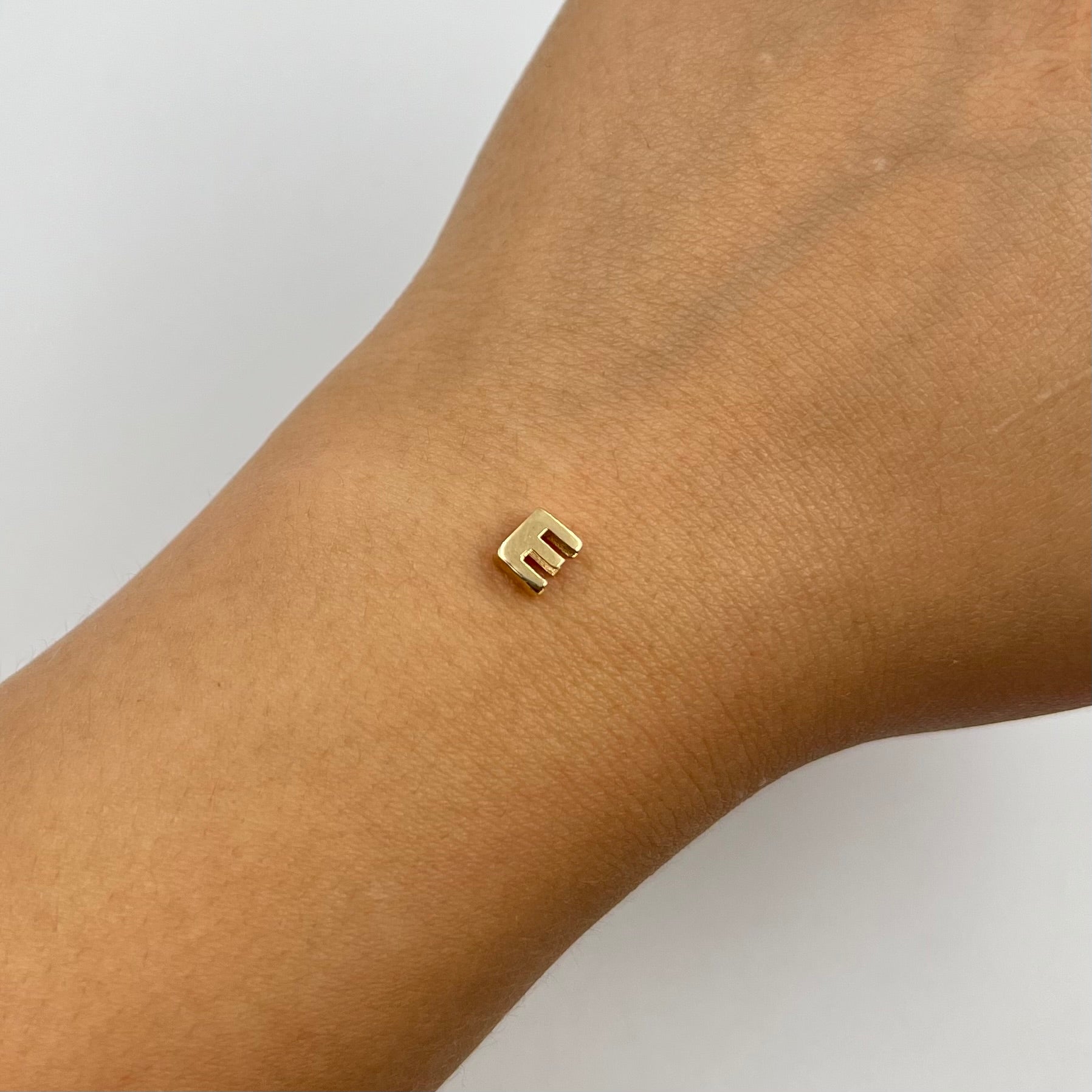 HERRAJE LETRA E  ORO AMARILLO 18K 0,39 GR / 5 CM