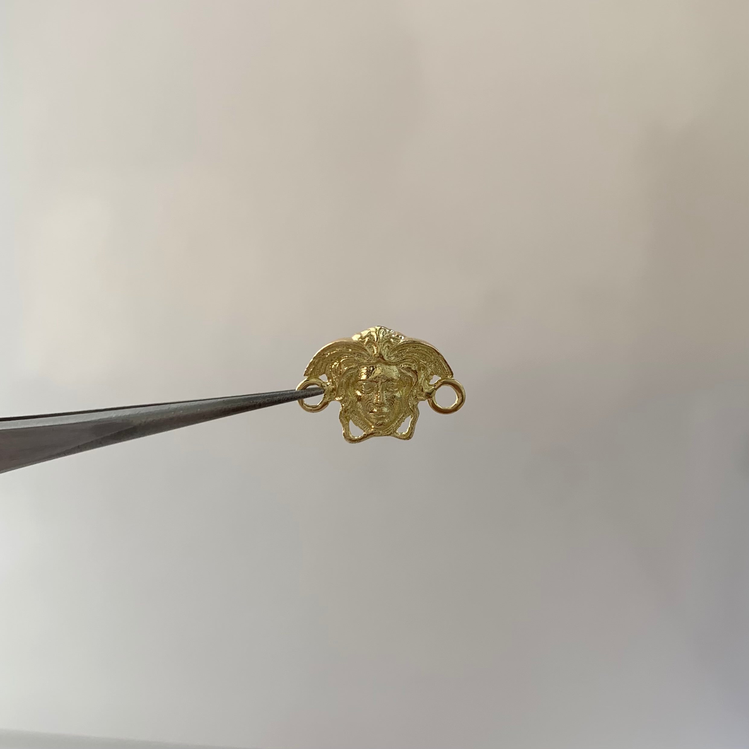 HERRAJE VS  ORO AMARILLO 18K 0,9 GR / 1,3 CM