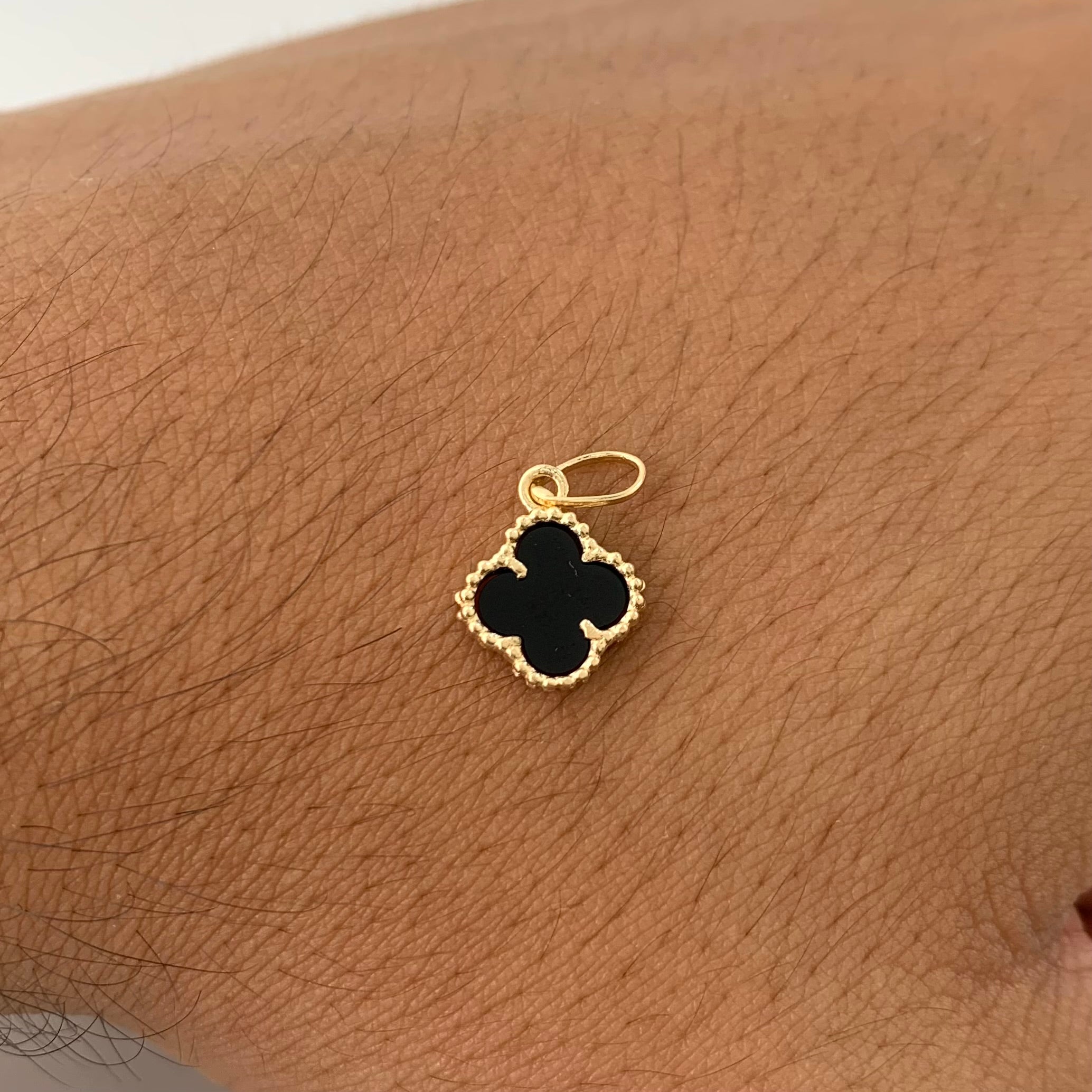 DIJE TREBOL VYCA NEGRO NAC ESP  ORO AMARILLO 18K +2 / 1,6 GR / 1 MM / 1,3 CM
