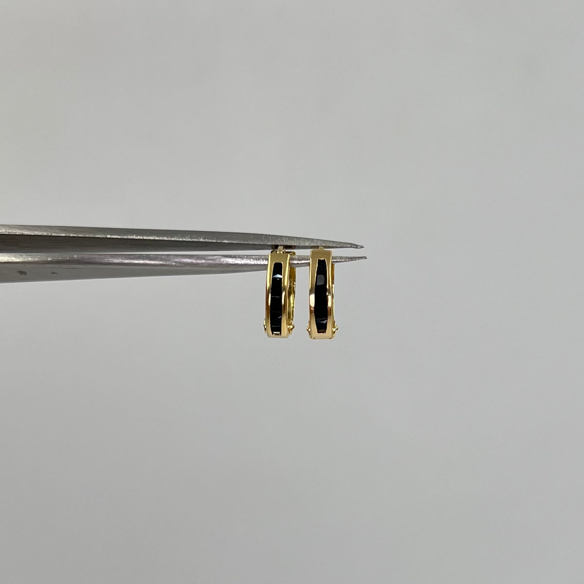 CANDONGA PEQUEÑA CIRCONES NEGROS ORO AMARILLO 18K 1,08 GR / 1 CM
