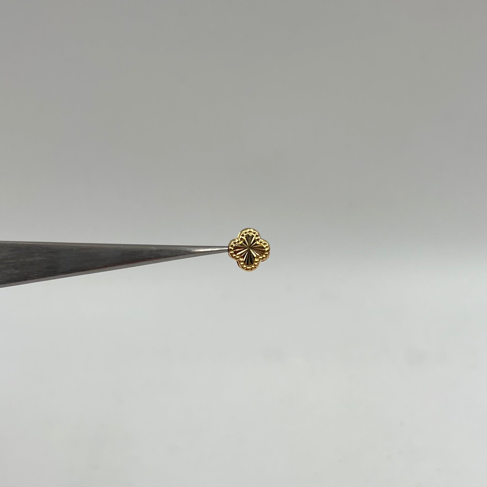 HERRAJE TAMBOR TREBOL BORDEADO  ORO AMARILLO 18K 0,19 GR / 0,7 CM