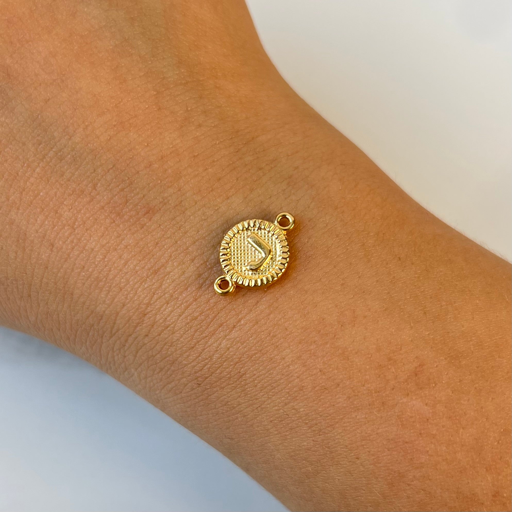 HERRAJE LETRA J ORO AMARILLO 18K 0,53 GR / 1,6 CM