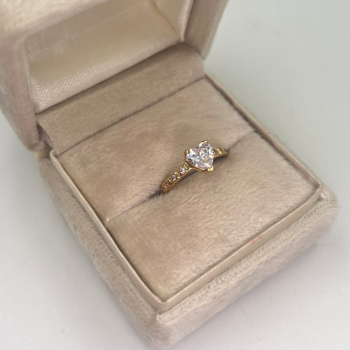 ANILLO SOLITARIO 1 CIRCON GRANDE CORAZON Y CIRCONES PEQUEÑOS BLANCOS ORO AMARILLO 18K / TALLA 5 1/4 / 1,72 GR / 2 MM