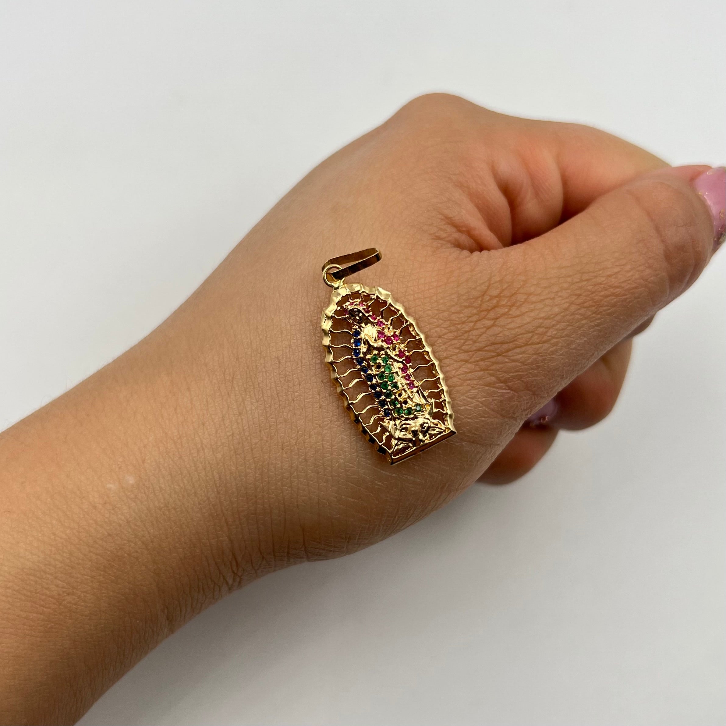 DIJE VIRGEN DE GUADALUPE CON CIRCONES ORO AMARILLO 18K 3,45 GR / 14 MM / 2,8 CM