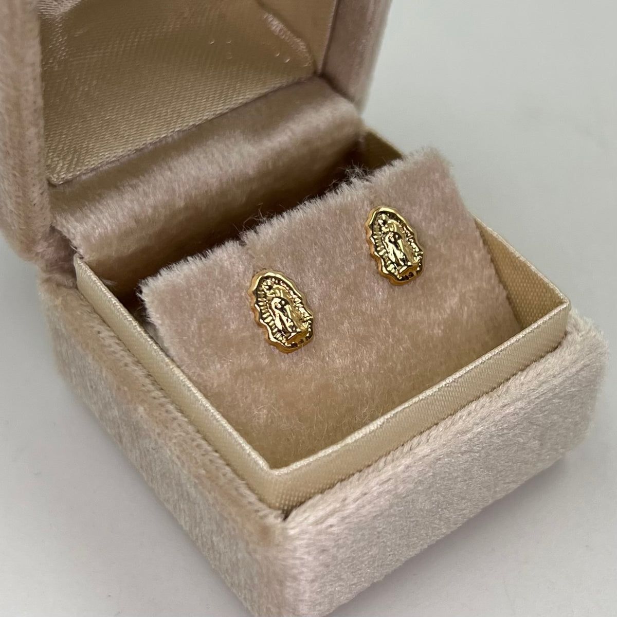 TOPOS VIRGEN GUADALUPE SILUETA ORO AMARILLO 18K 0,74 GR / 5,5 MM