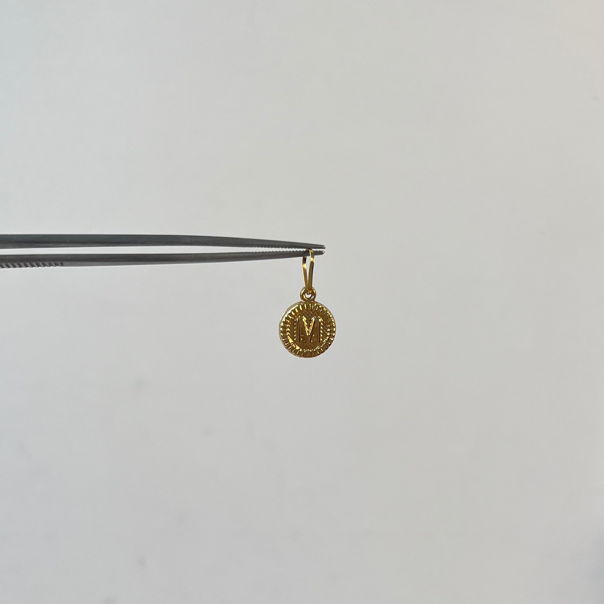 DIJE LETRA M ORO AMARILLO 18K 0,60 GR / 2,7 MM / 1,5 CM