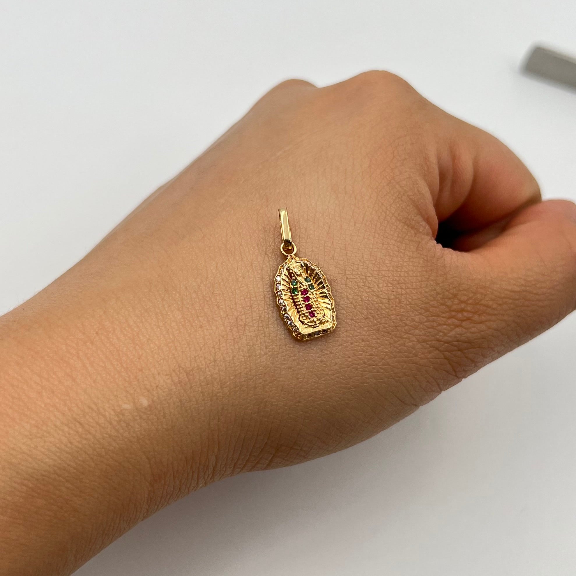 DIJE FIGURA GUADALUPE CIRCONES DE COLORES ORO AMARILLO 18K 1,19 GR / 9,3 MM / 1,6 CM