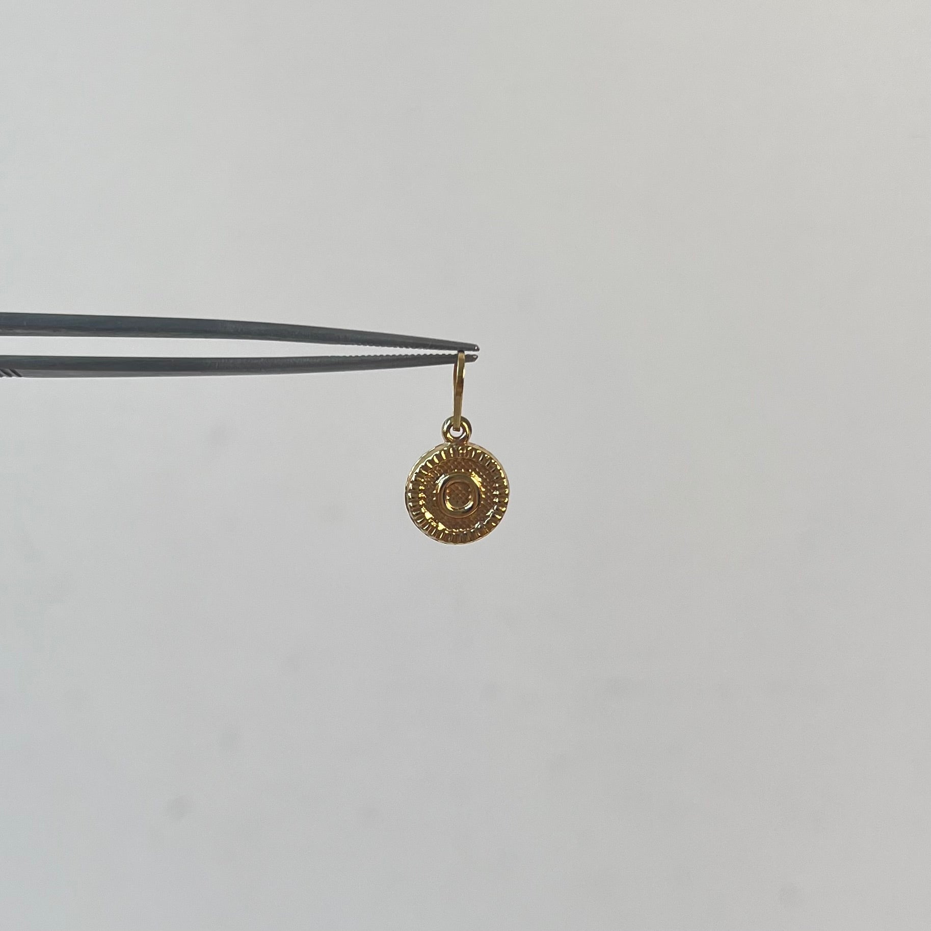 DIJE LETRA O ORO AMARILLO 18K 0,64 GR / 2,2 MM / 1,5 CM