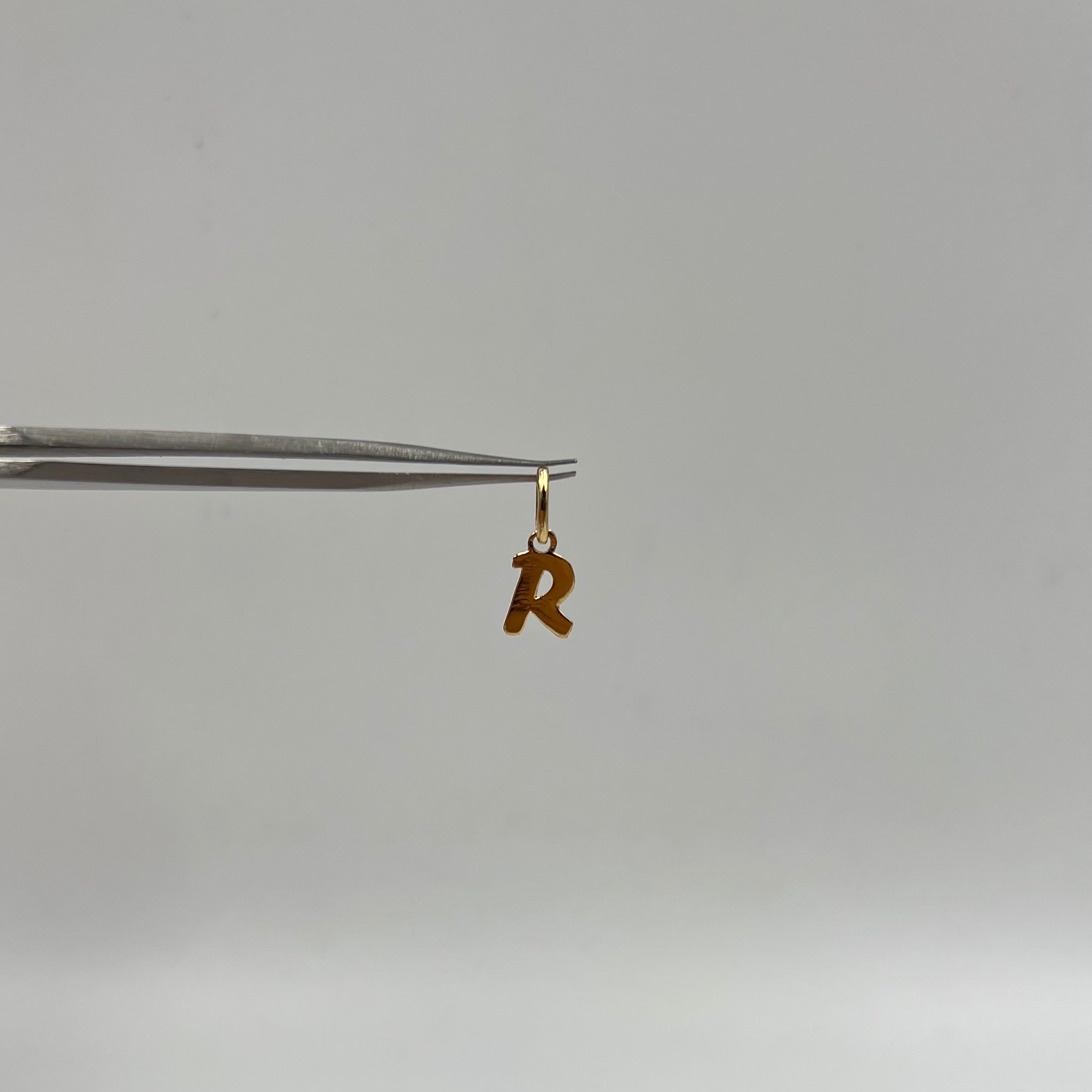 DIJE LETRA R ORO AMARILLO 18K 0,47 GR / 6 MM / 1 CM