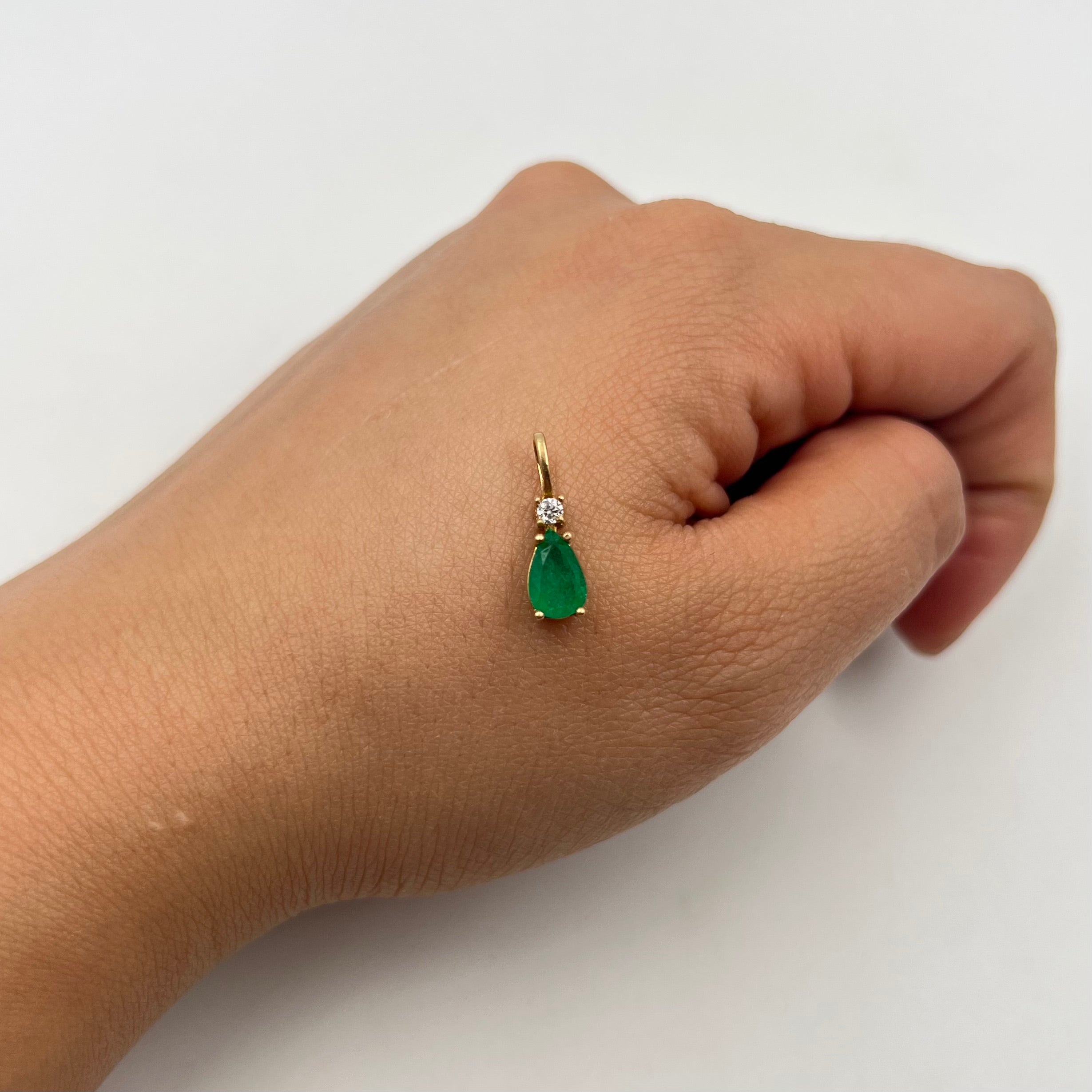 DIJE GOTA ESMERALDA 0,80 CT ORO AMARILLO 18K / 1,07 GR / 5 MM / 1,6 CM (JOYA)