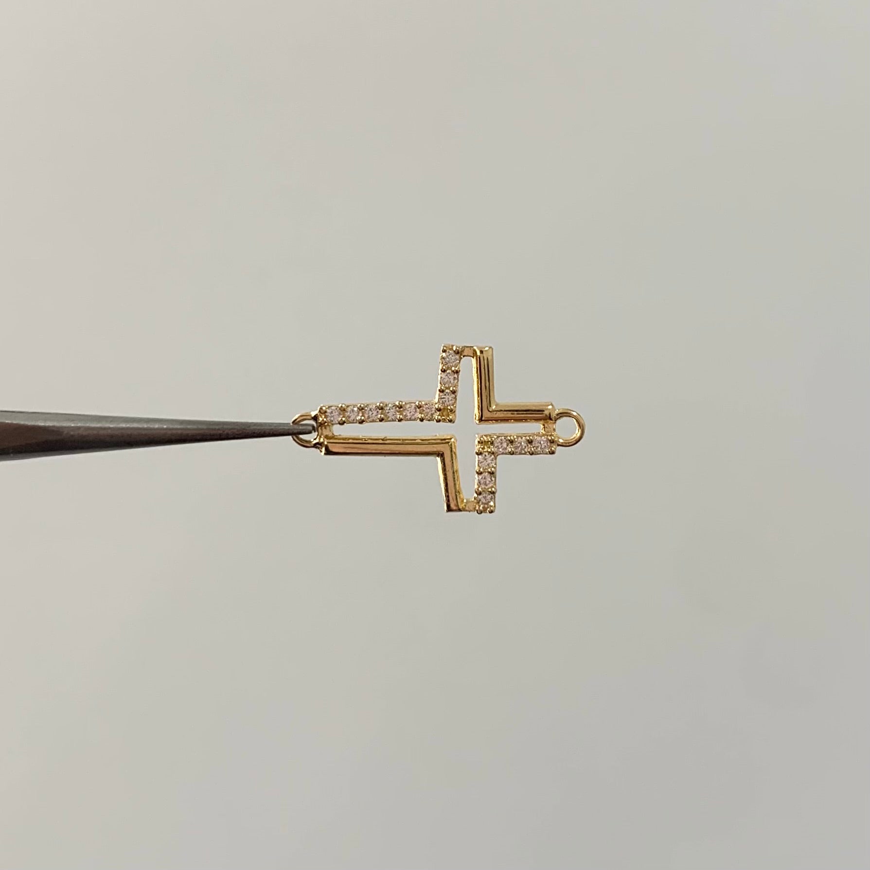 HERRAJE CRUZ / CIRCONES BLANCOS  ORO AMARILLO 18K 0,6 GR / 1,7 CM