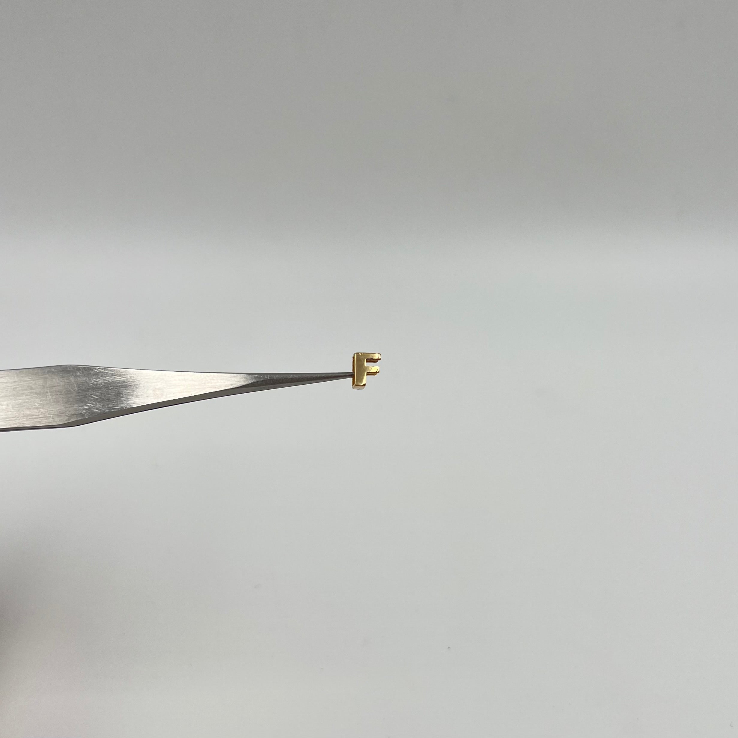 HERRAJE LETRA F  ORO AMARILLO 18K 0,3 GR / 5 CM