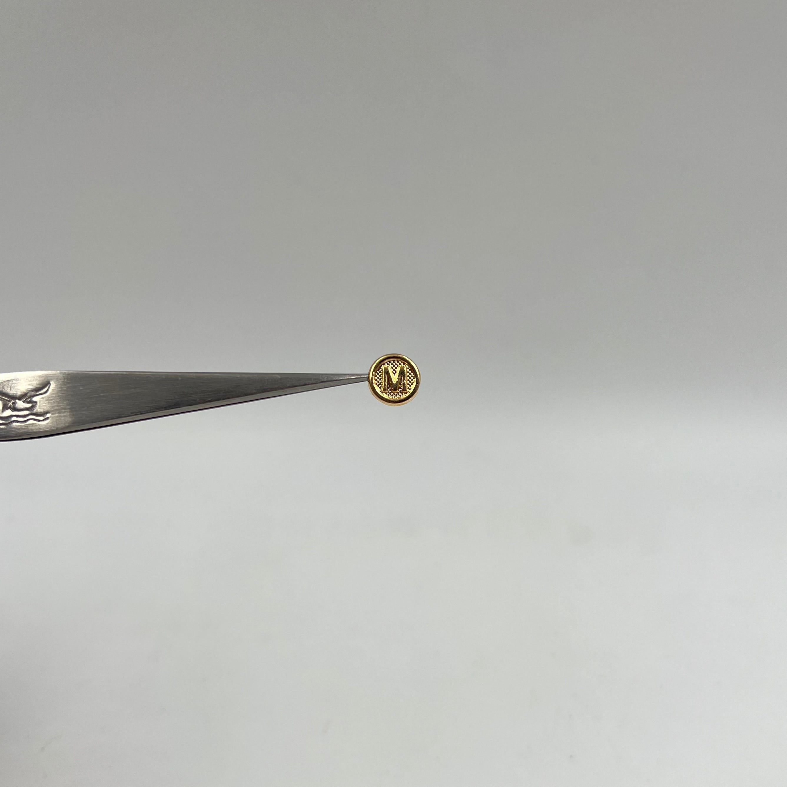 HERRAJE LETRA M TAMBOR ORO AMARILLO 18K 0,30 GR / 0,8 CM