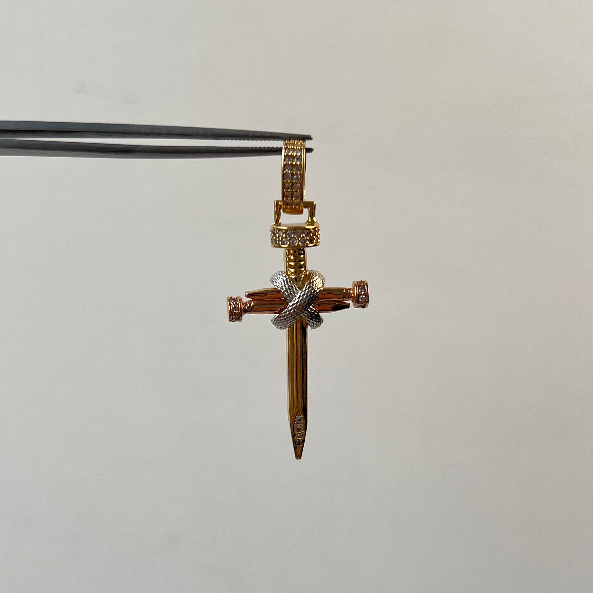 DIJE CLAVO TRES OROS 18K 5,32 GR / 2,1 MM / 3,9 CM