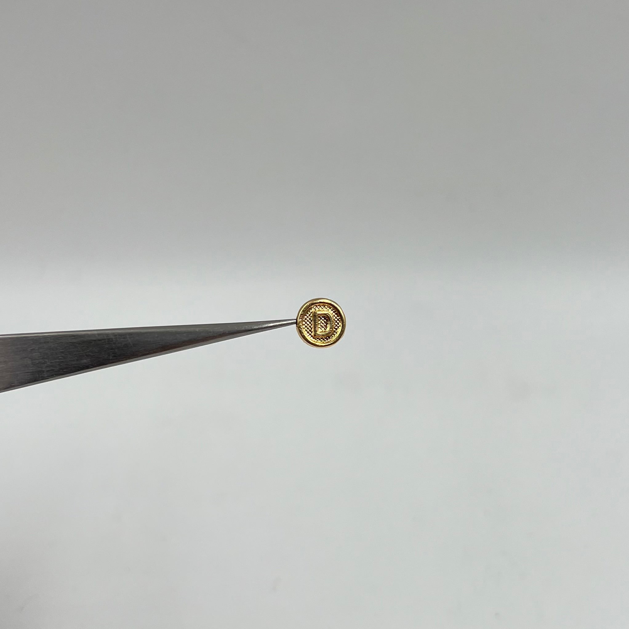 HERRAJE LETRA D TAMBOR ORO AMARILLO 18K 0,25 GR / 0,8 CM