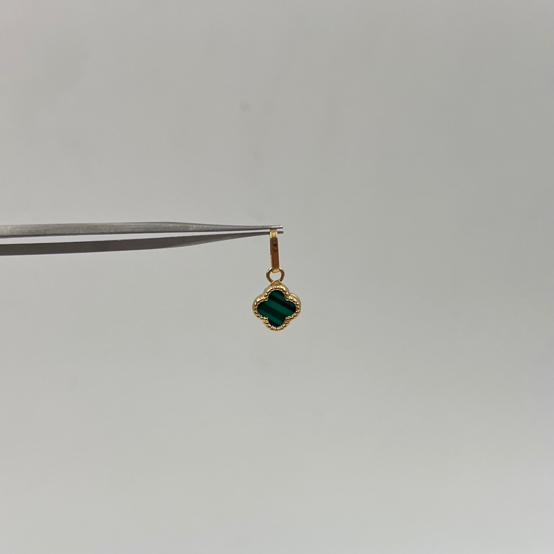 DIJE TREBOL VERDE ORO AMARILLO 18K 0,45 GR / 7 MM / 1 CM