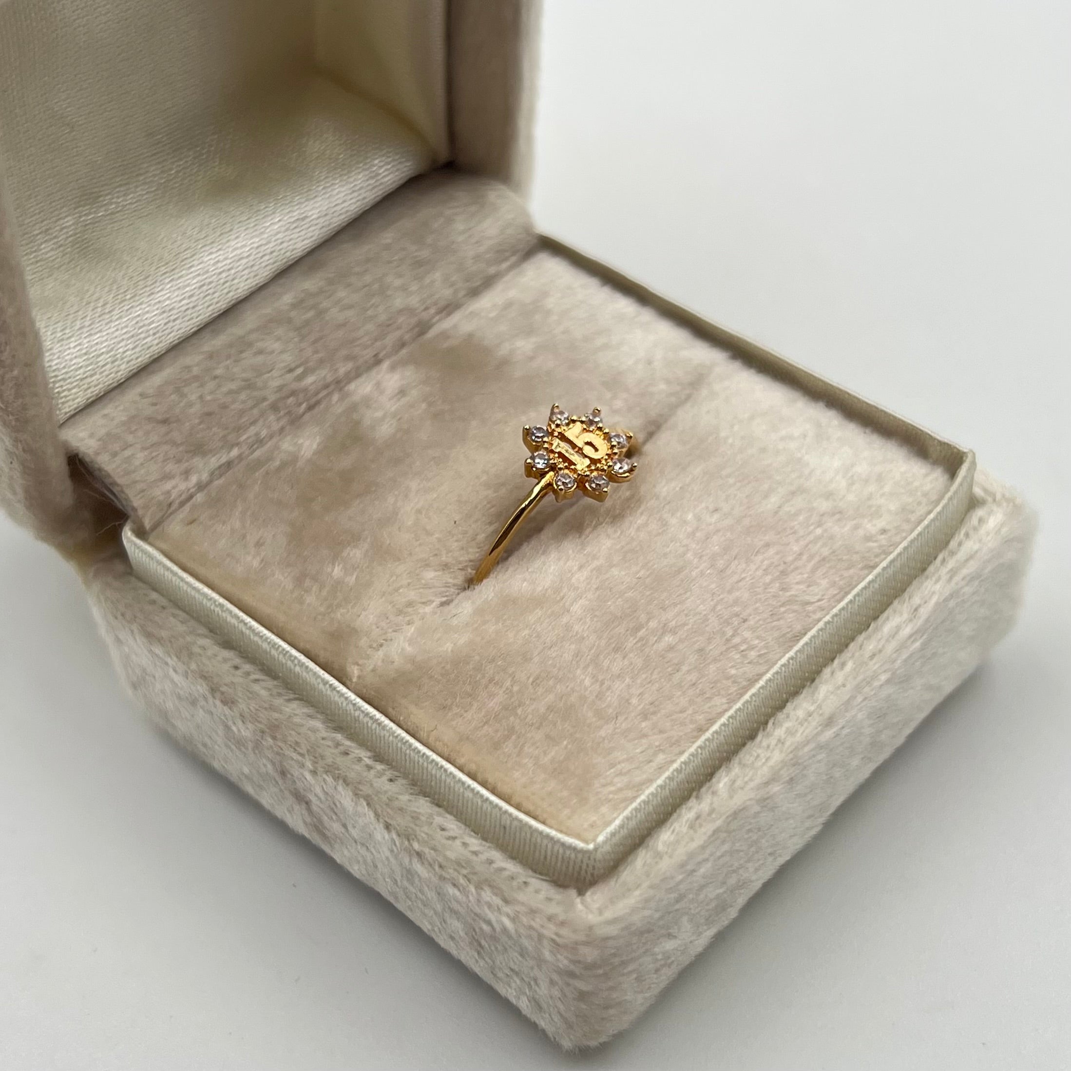 ANILLO 15 AÑOS FLOR CON CIRCONES  ORO AMARILLO 18K / TALLA 6/5 / 1,3 GR / 8 MM