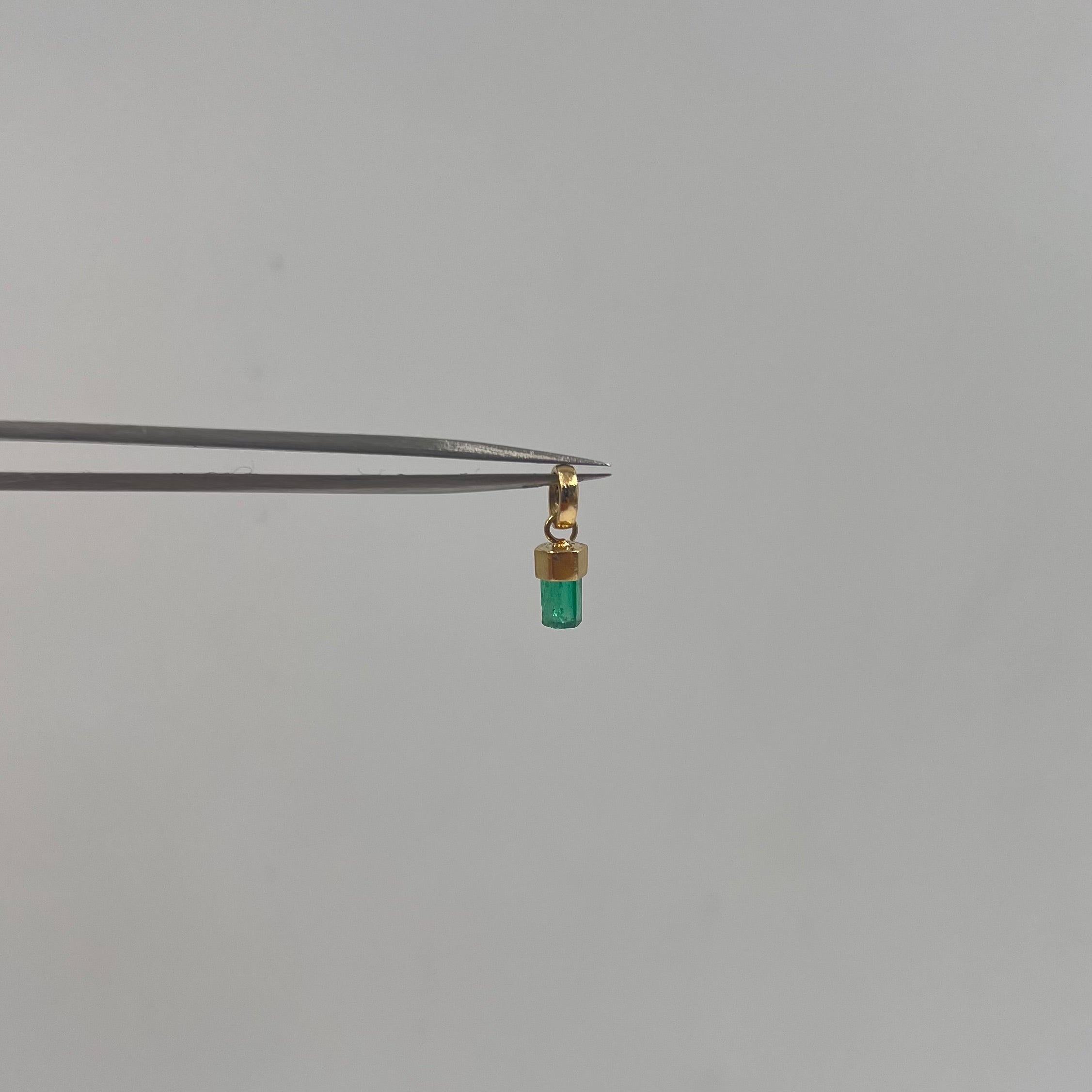 DIJE ESMERALDA 0,75 CT ORO AMARILLO 18K / 0,69 GR / 4,2 MM / 1 CM