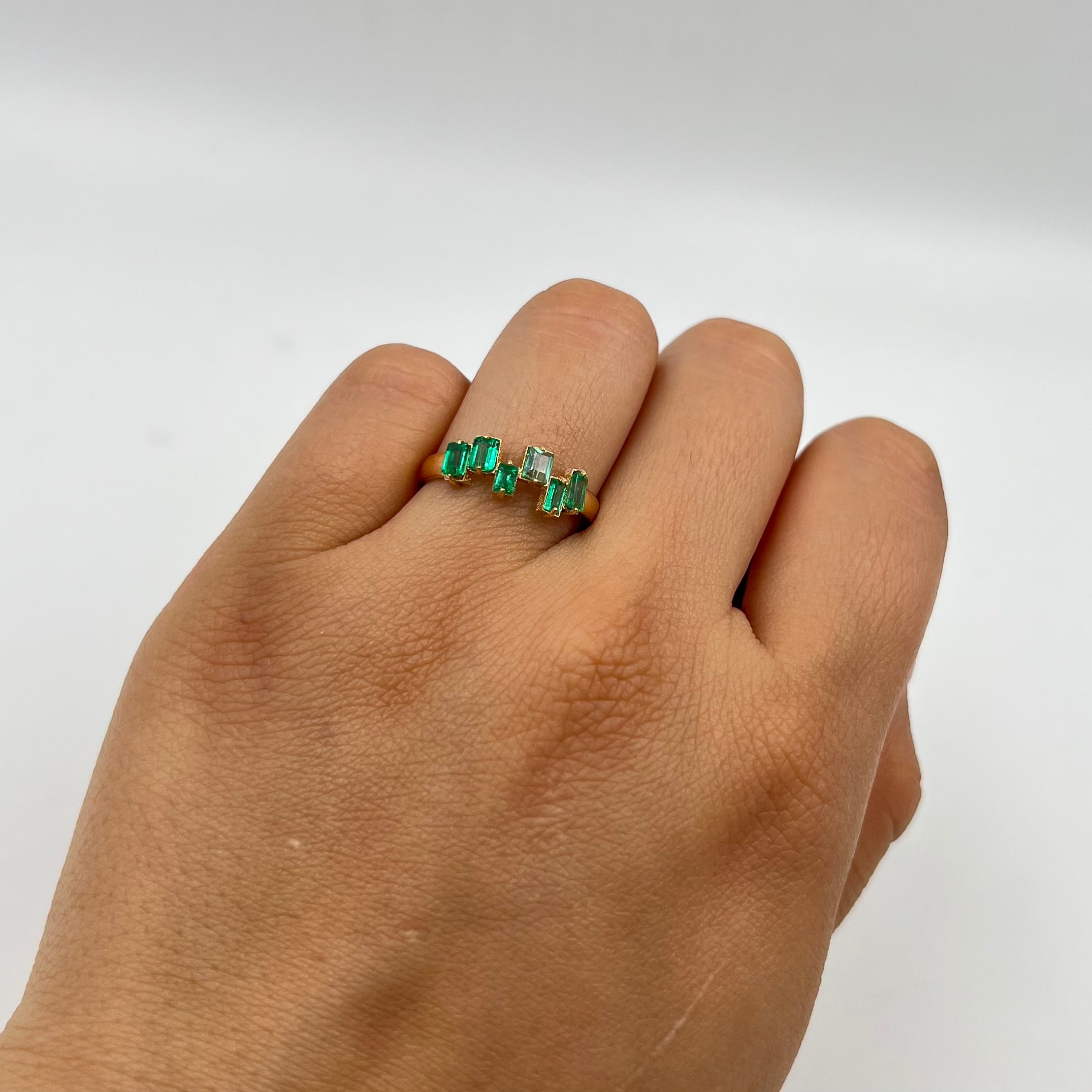 ANILLO ESCALONADO CON ESMERALDA 0,50 CT ORO AMARILLO 18K / TALLA 6/5  / 1,87 GR (JOYA)
