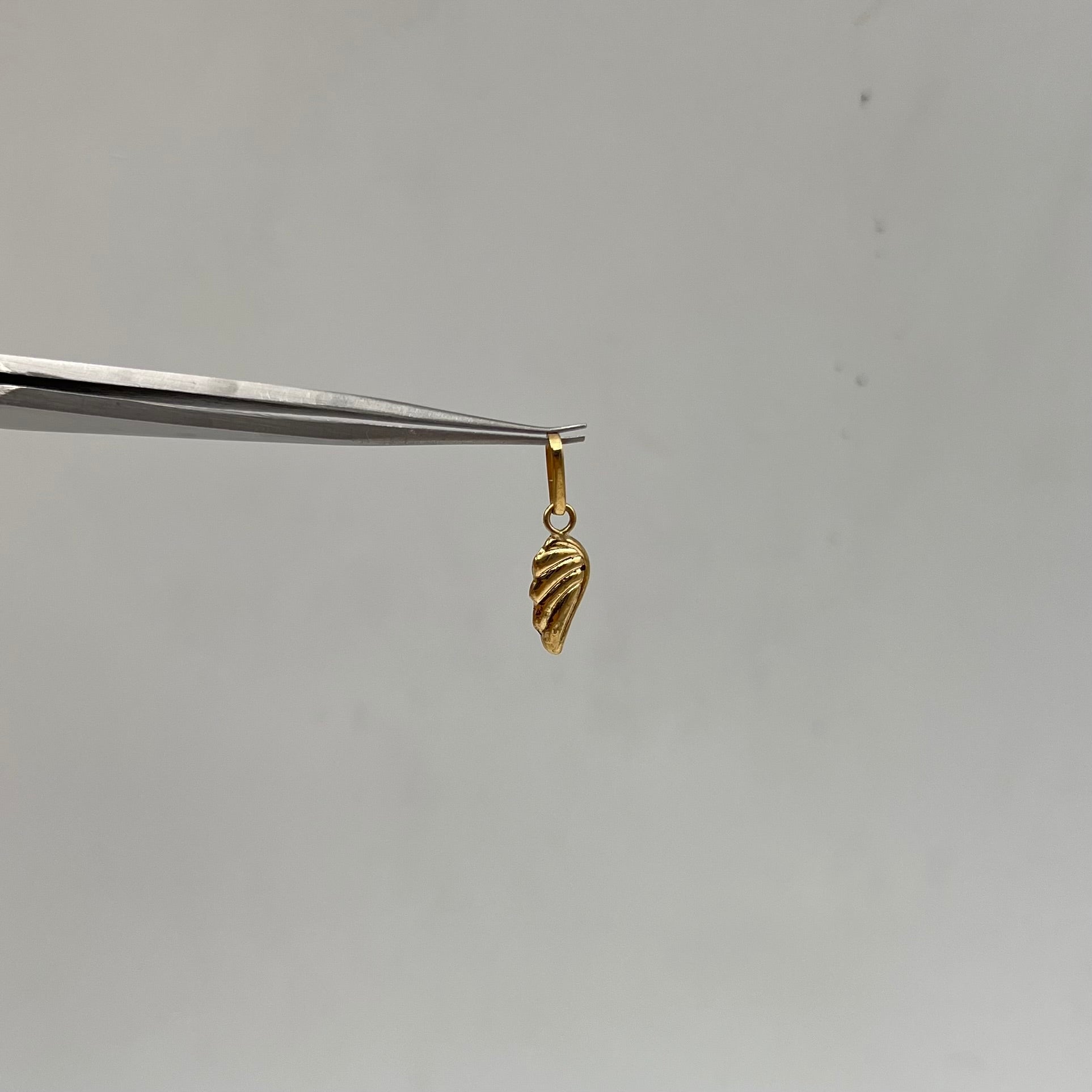DIJE ALA ORO AMARILLO 18K 0,31 GR / 5 MM / 1,3 CM