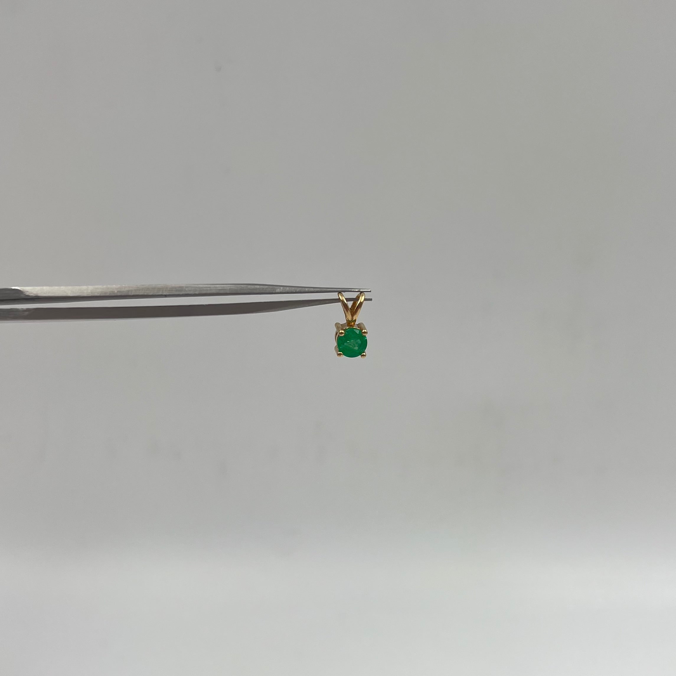 DIJE CIRCULAR ESMERALDA 0,40 CT ORO AMARILLO 18K / 0,7 GR / 4 MM / 1 CM (JOYA)