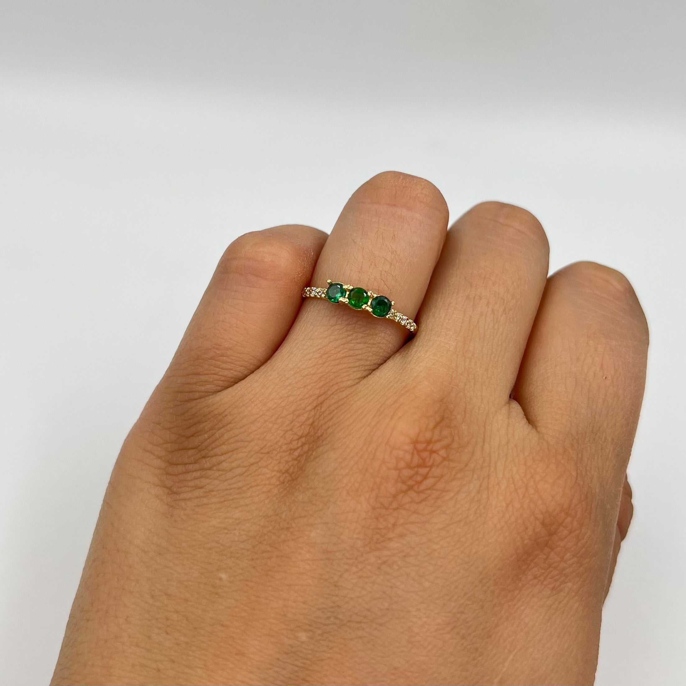 ANILLO CIRCONES VERDES TRIO Y BLANCOS ORO AMARILLO 18K / TALLA 6 / 1,35 GR / 1,5 MM
