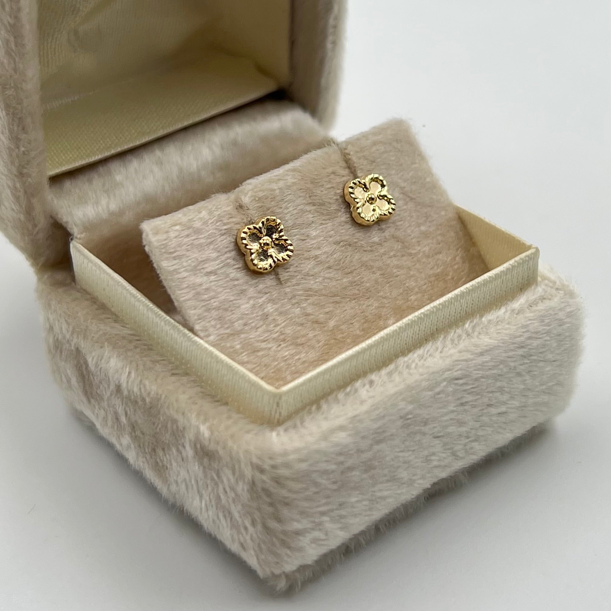 TOPOS TREBOL DIAMANTADO  ORO AMARILLO 18K 0,6 GR / 5 MM