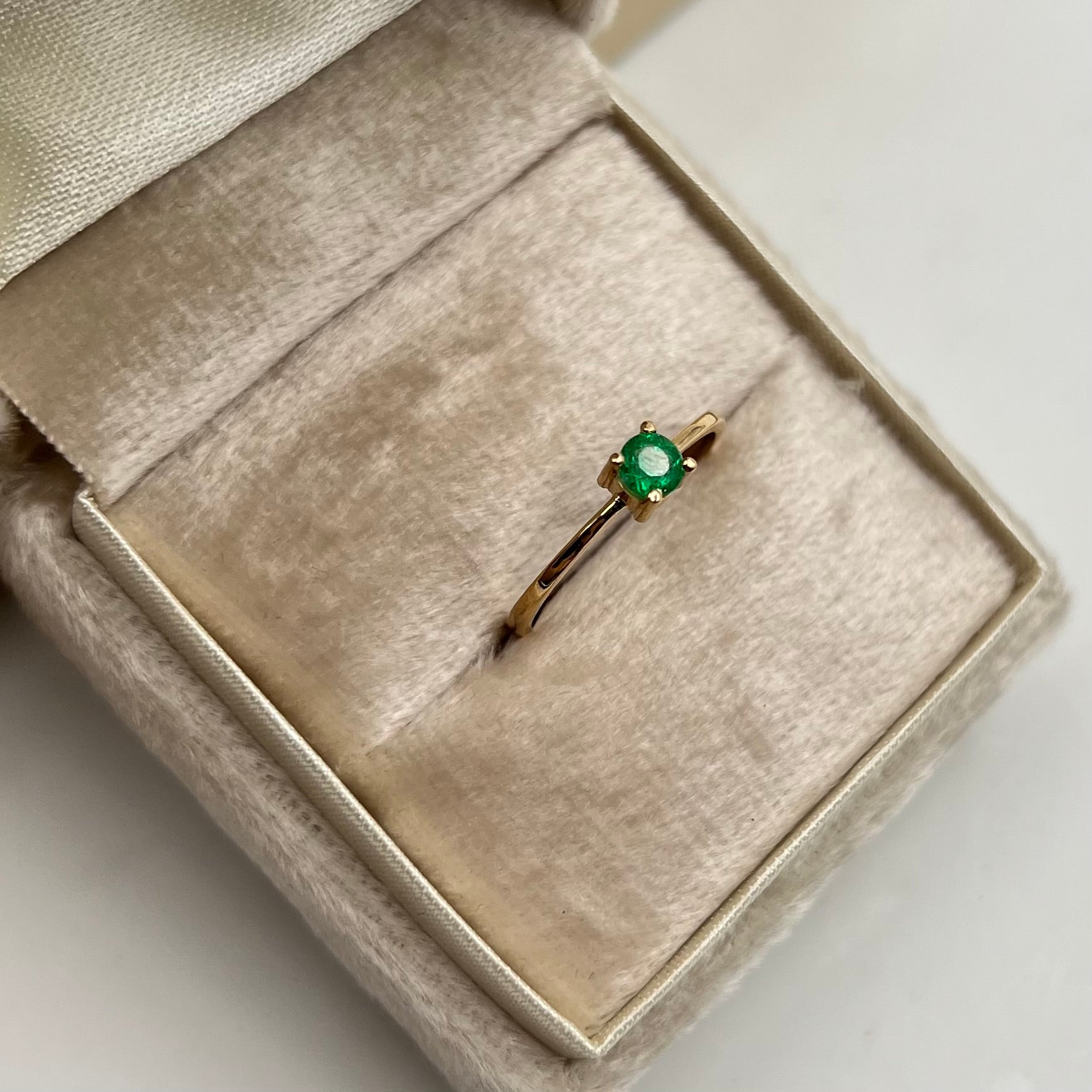 ANILLO ESMERALDA 0.28 CT  ORO AMARILLO 18K / TALLA 6 3/4 / 1,58 GR