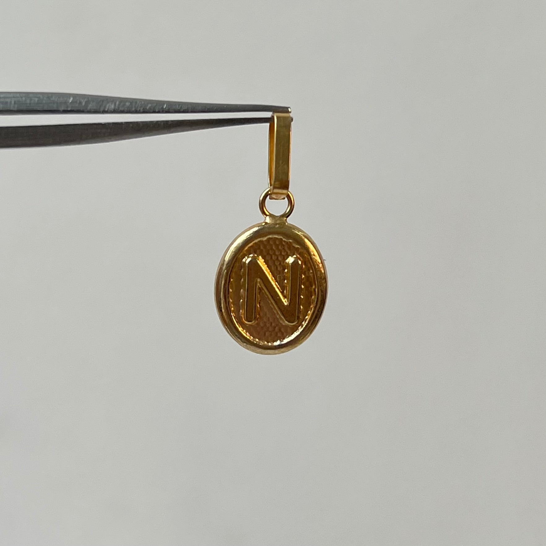 DIJE LETRA N ORO AMARILLO 18K 0,57 GR / 9 MM / 1,4 CM