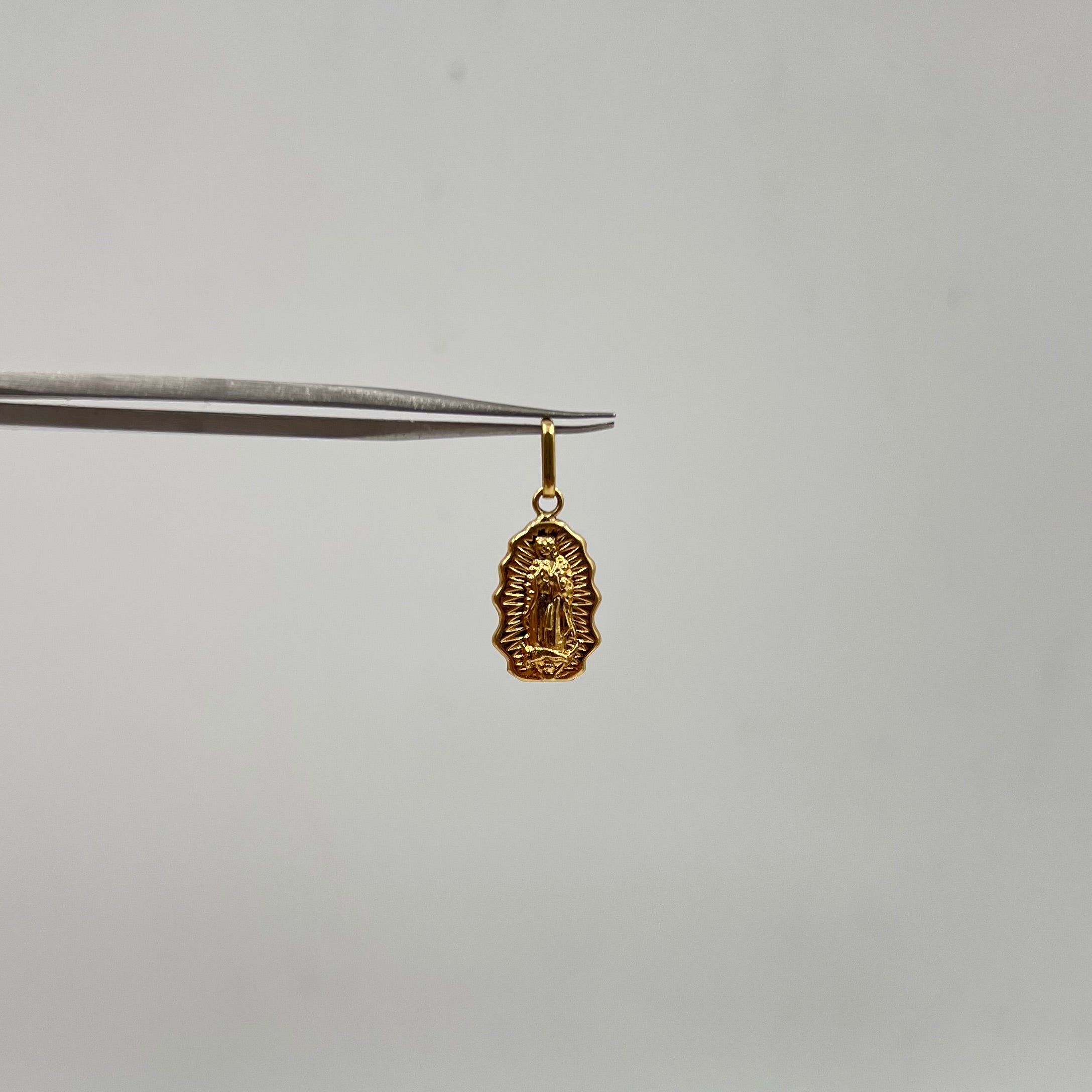 DIJE FIGURA GUADALUPE ORO AMARILLO 18K 0,57 GR / 8,9 MM / 1,5 CM