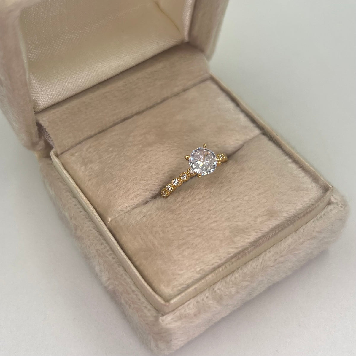 ANILLO SOLITARIO 1 CIRCON GRANDE Y CIRCONES PEQUEÑOS BLANCOS ORO AMARILLO 18K / TALLA 6 / 1,50 GR / 2 MM