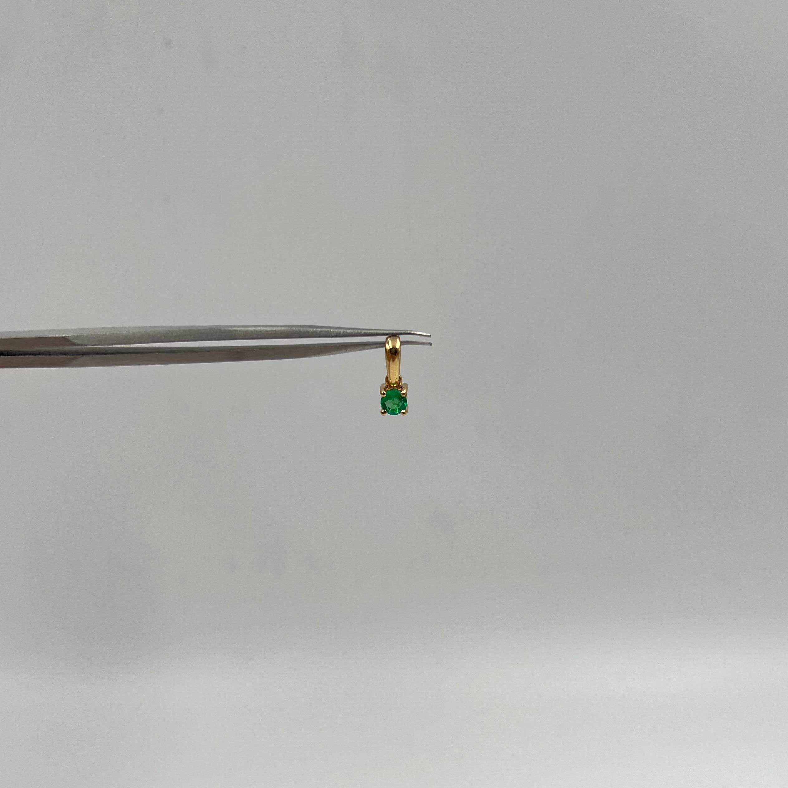 DIJE ESMERALDA CIRCULAR 0,25 CT ORO AMARILLO 18K / 0,73 GR / 4,2 MM / 0,6 CM (JOYA)