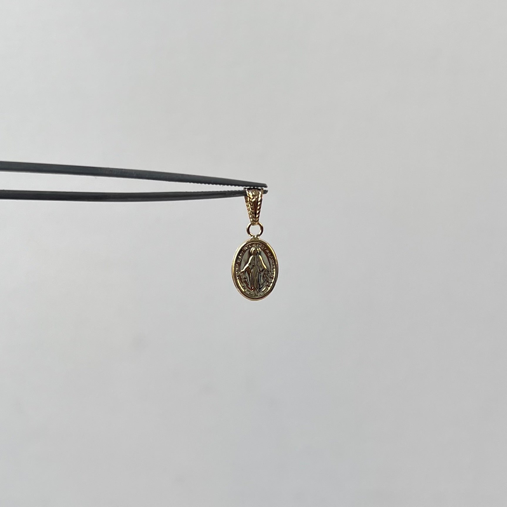 DIJE VIRGEN DE LA MILAGROSA  ORO AMARILLO 18K 0,39 GR / 7,8 MM / 1,3 CM