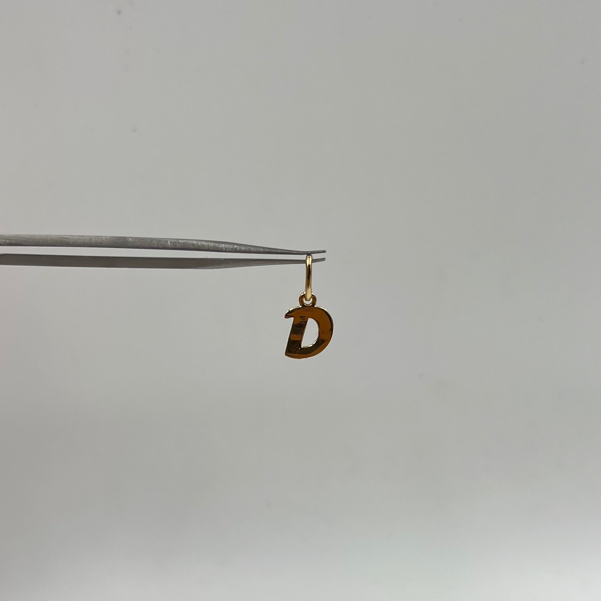 DIJE LETRA D  ORO AMARILLO 18K 0,48 GR / 8 MM / 1 CM