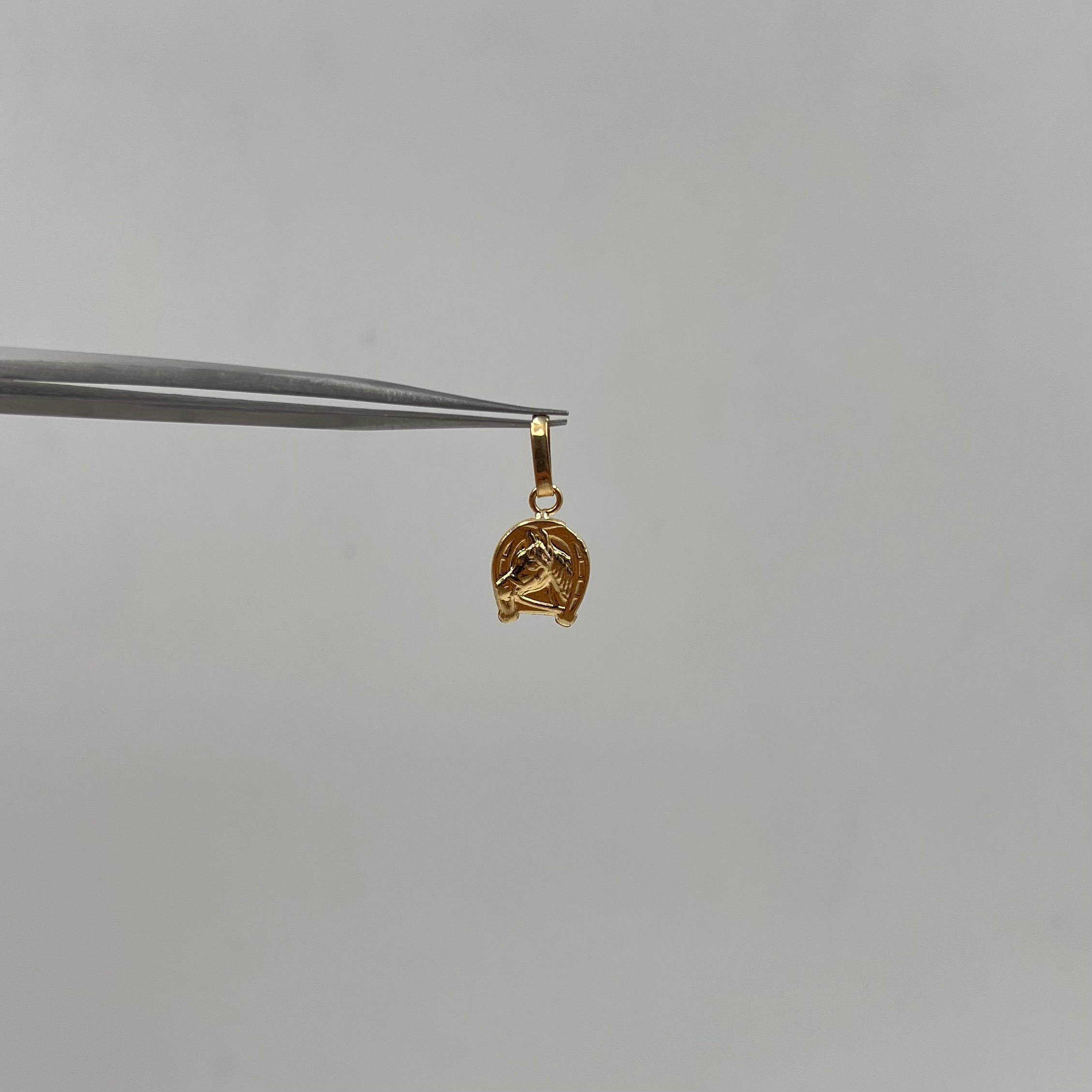 DIJE HERRADURA  ORO AMARILLO 18K 0,43 GR / 0,9 MM / 1,3 CM