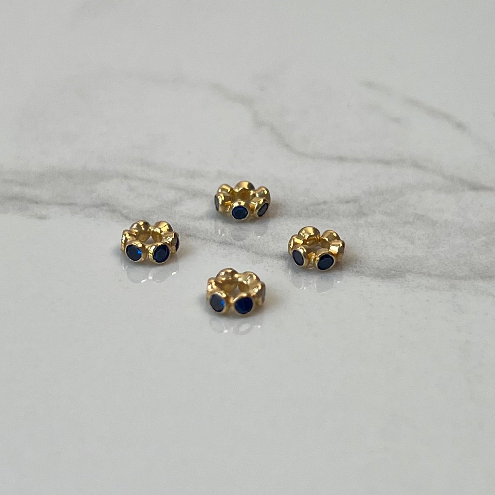 HERRAJE SEPARADOR CIRCON AZUL OSCURO  ORO AMARILLO 18K +2 / 0,17 GR / 0,5 CM