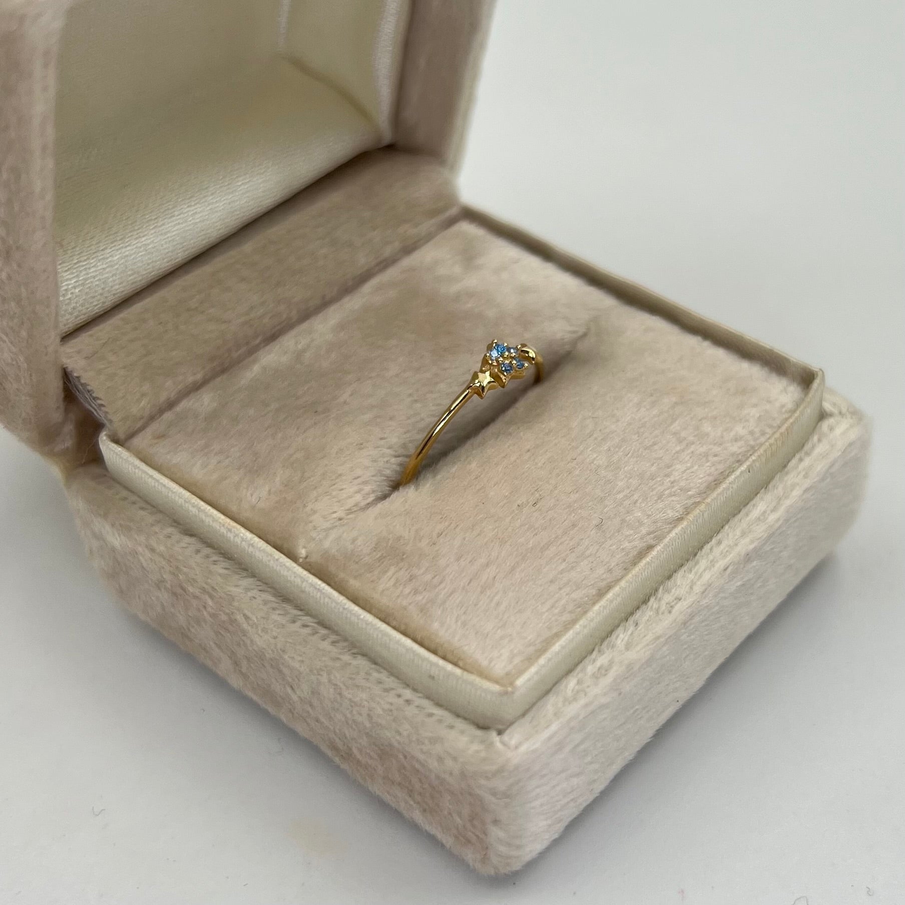 ANILLO ESTRELLAS CIRCONES AZULES ORO AMARILLO 18K / TALLA 6/5 / 0,79 GR / 1,4 MM