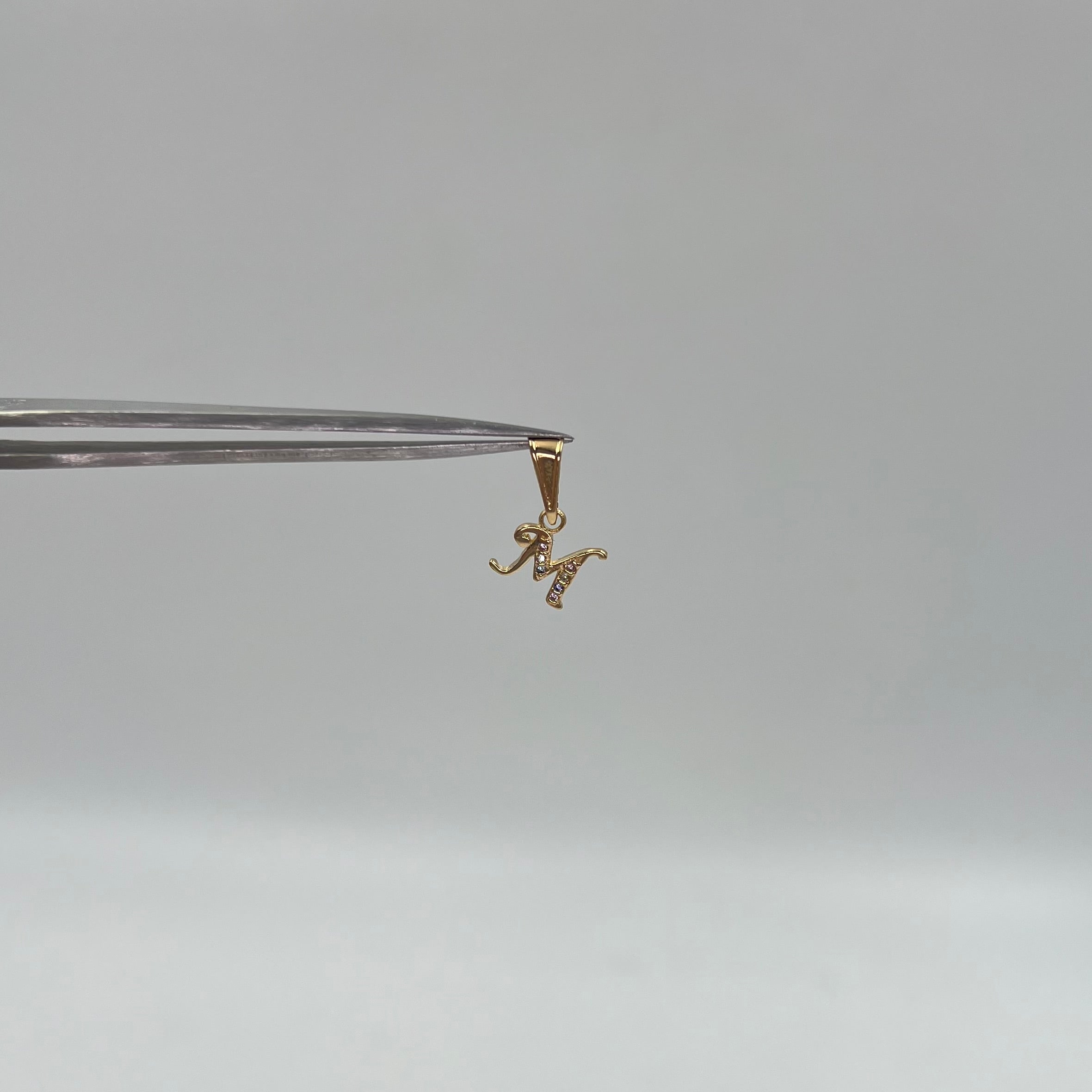 DIJE LETRA M CIRCON BLANCO  ORO AMARILLO 18K 0,6 GR / 8 MM / 0,9 CM