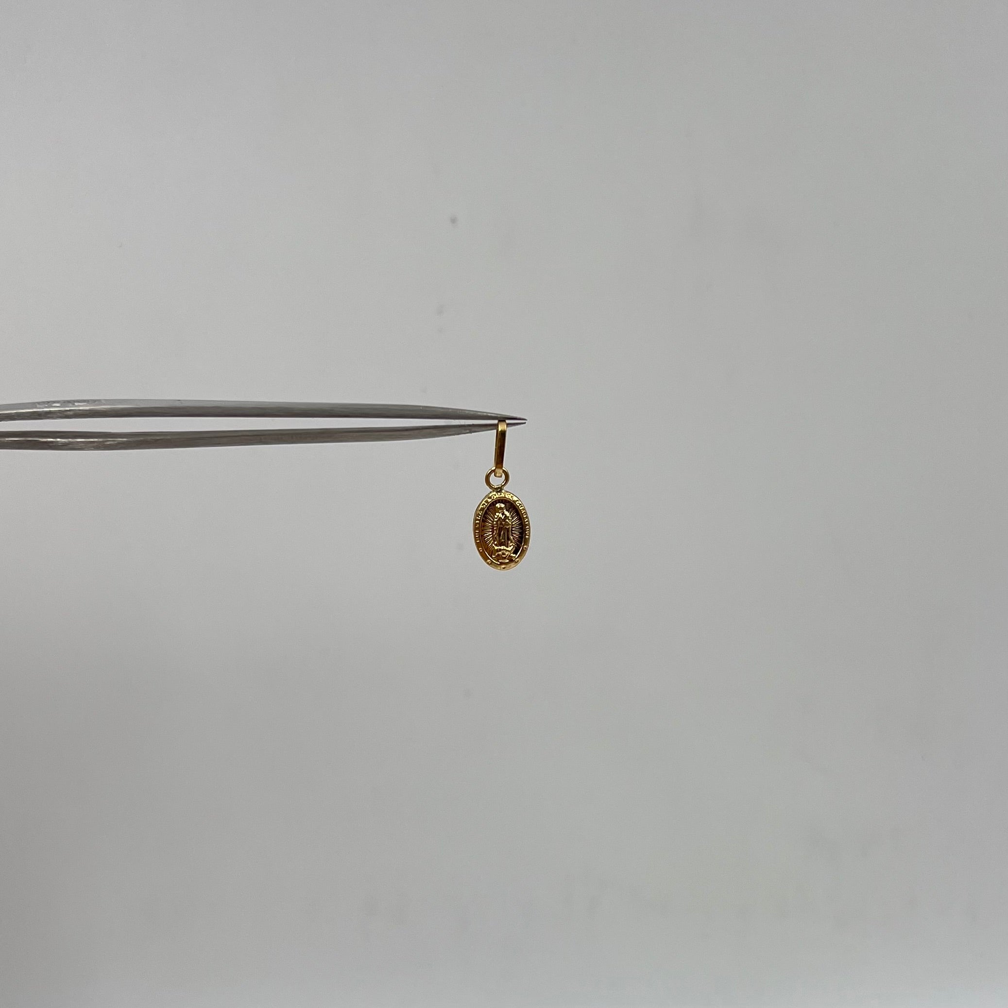DIJE VIRGEN DE GUADALUPE ORO AMARILLO 18K 0,4 GR / 7 MM / 1,3 CM