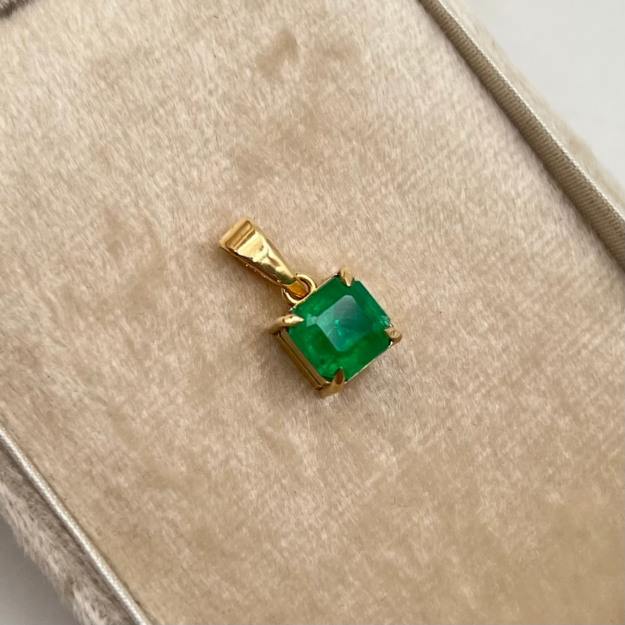 DIJE ESMERALDA 2.78 CT ORO AMARILLO 18K  / 1,73 GR / 8 MM / 1,1 CM