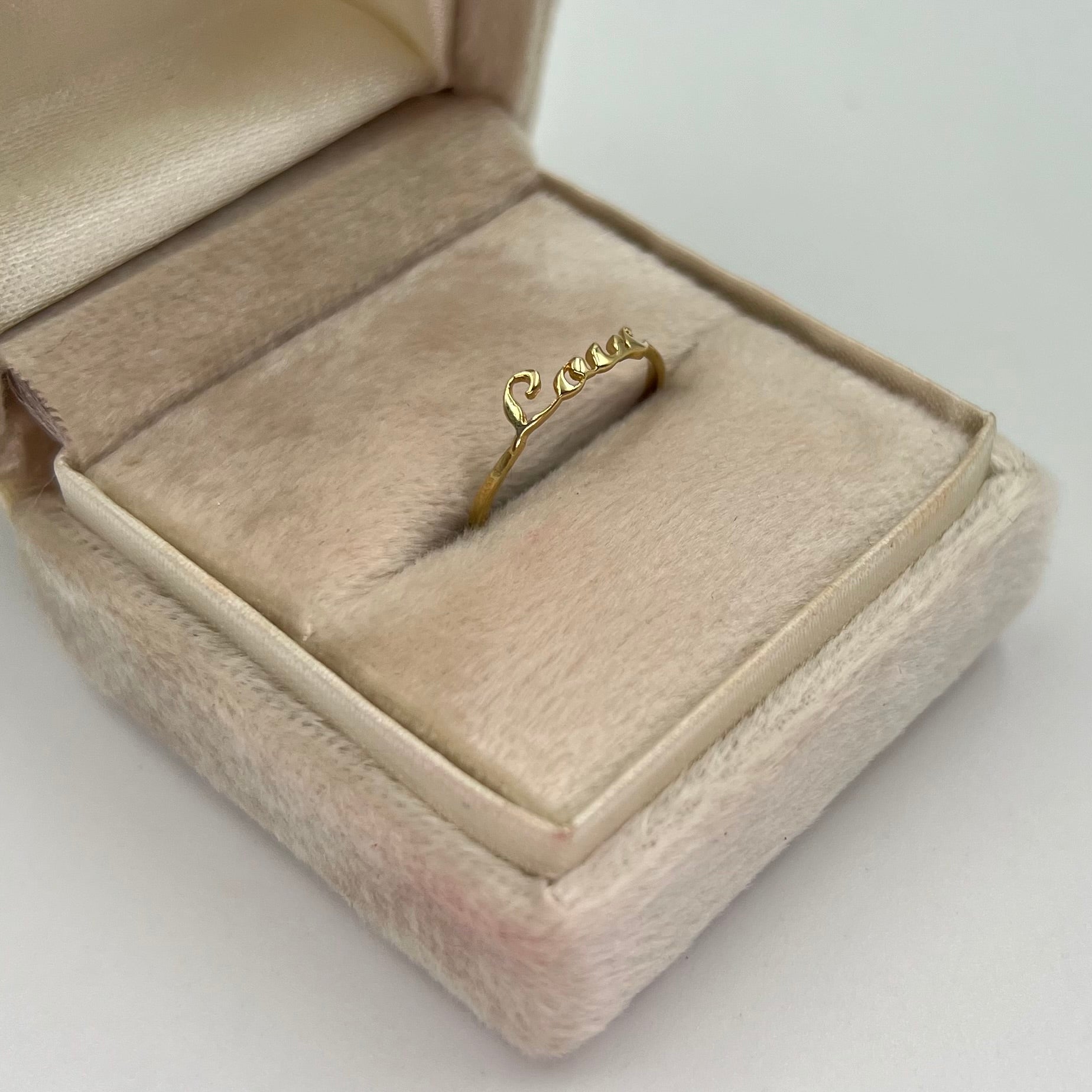 ANILLO LOVE ORO AMARILLO 18K / TALLA 6/5 / 0,85 GR / 1,4 MM